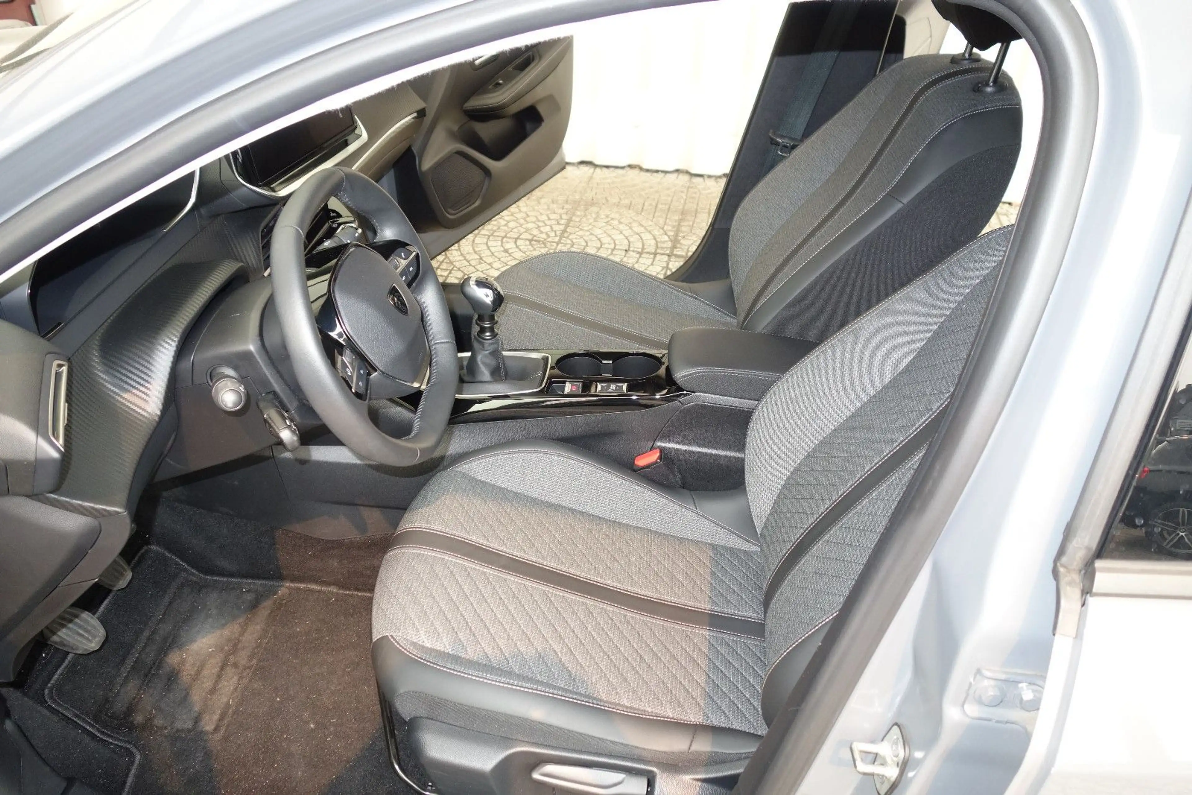 Peugeot 208 Allure PureTech 100/.1-Hand,6-gang,Klima — photo 8