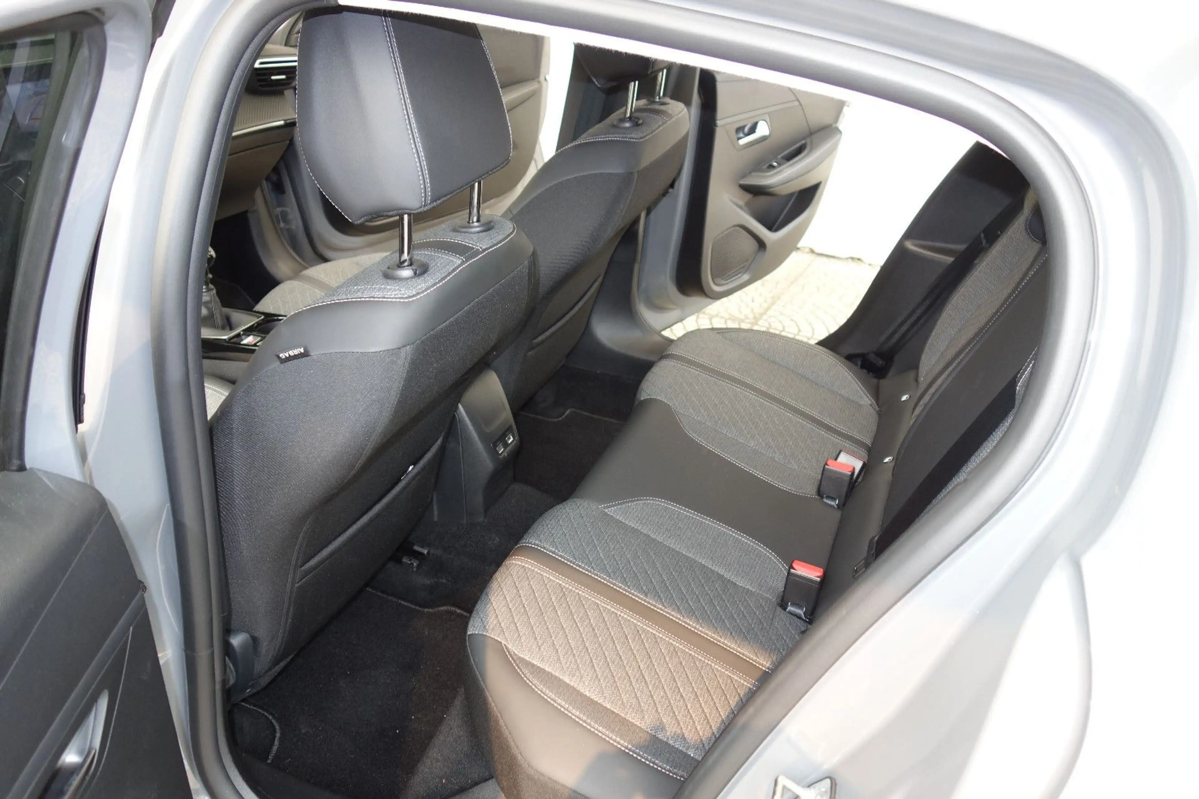 Peugeot 208 Allure PureTech 100/.1-Hand,6-gang,Klima — photo 11