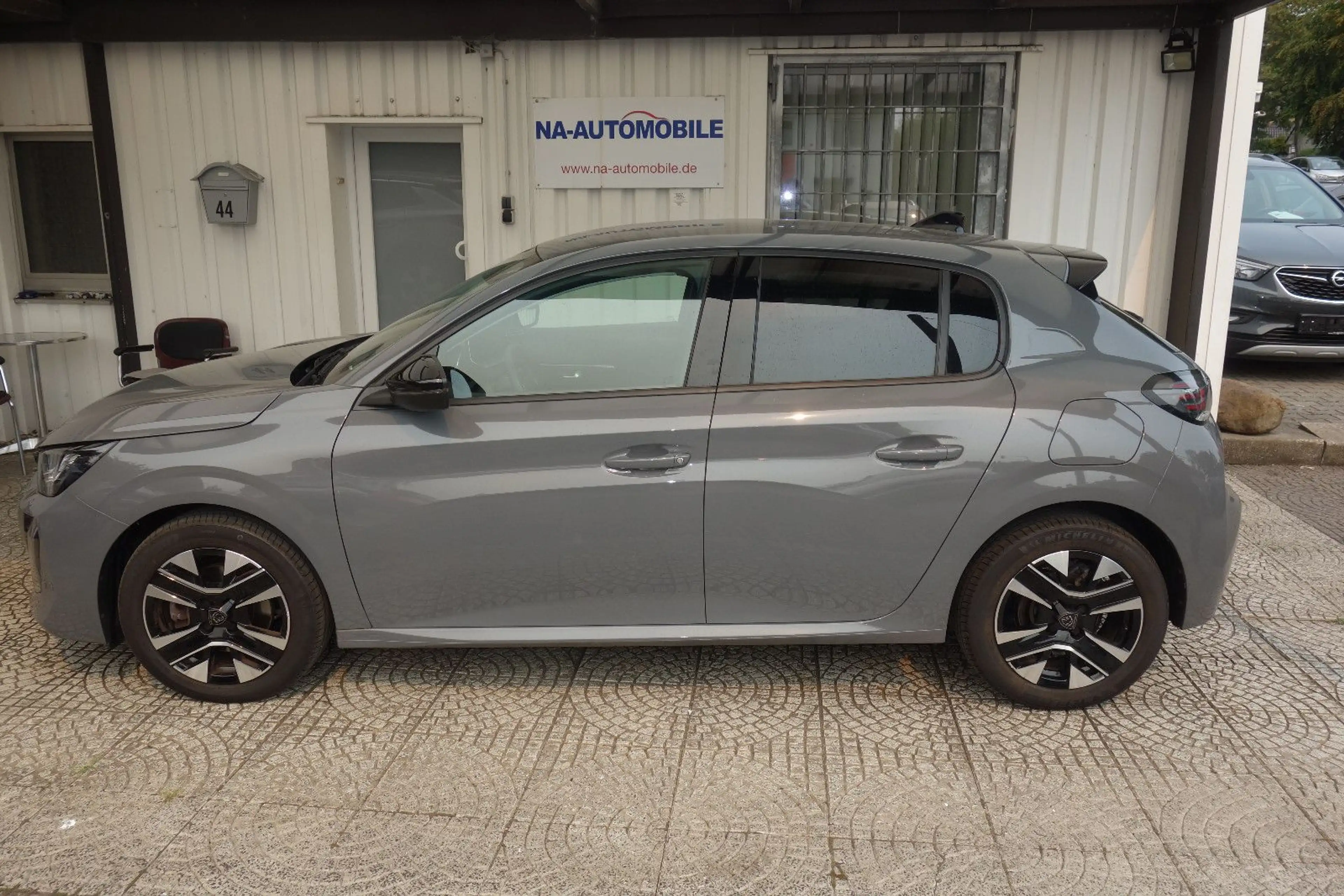 Peugeot 208 Allure PureTech 100/.1-Hand,6-gang,Klima — photo 2