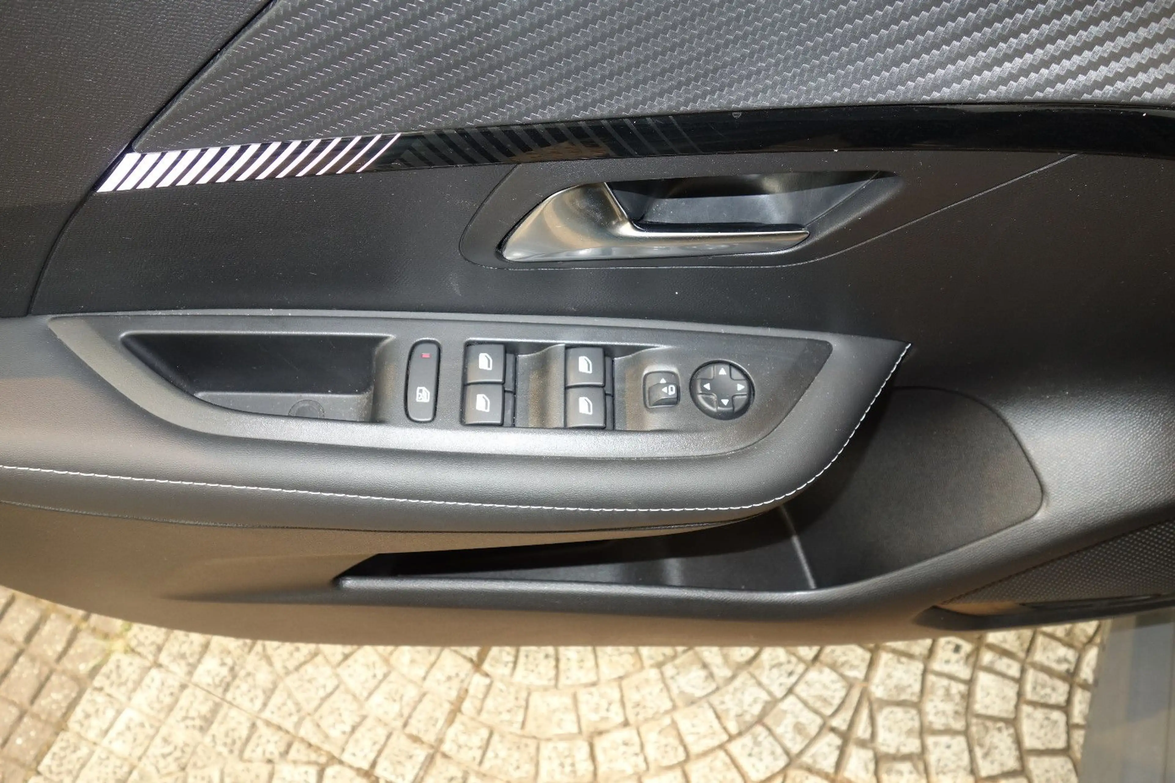 Peugeot 208 Allure PureTech 100/.1-Hand,6-gang,Klima — photo 10