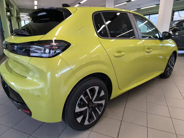 Peugeot 208 view 5