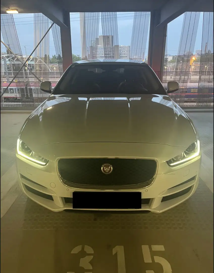 Jaguar XE 20d Prestige AWD Aut. - 1