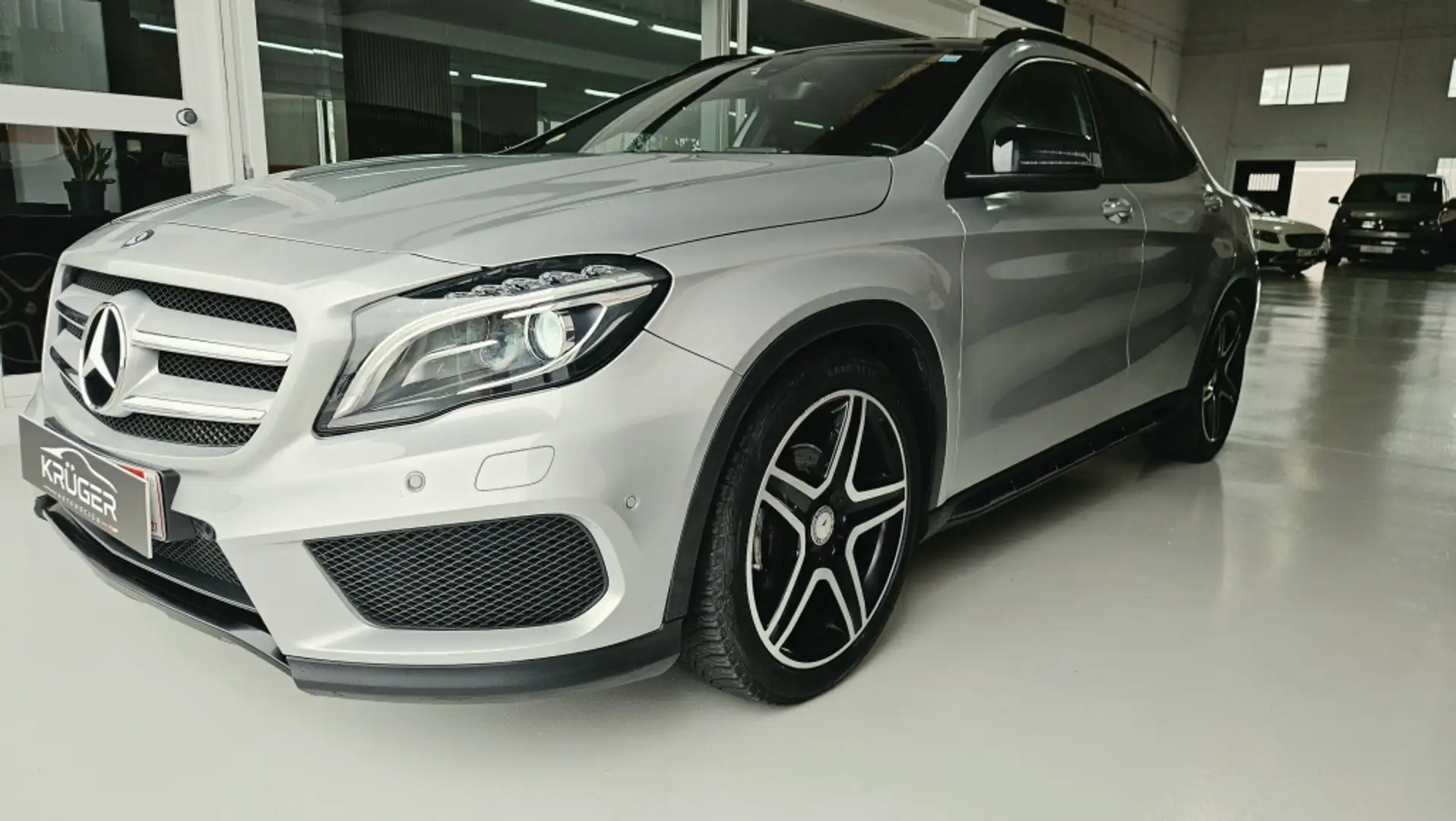 Mercedes-Benz GLA 200 200d AMG Line 7G-DCT Plateado - 1
