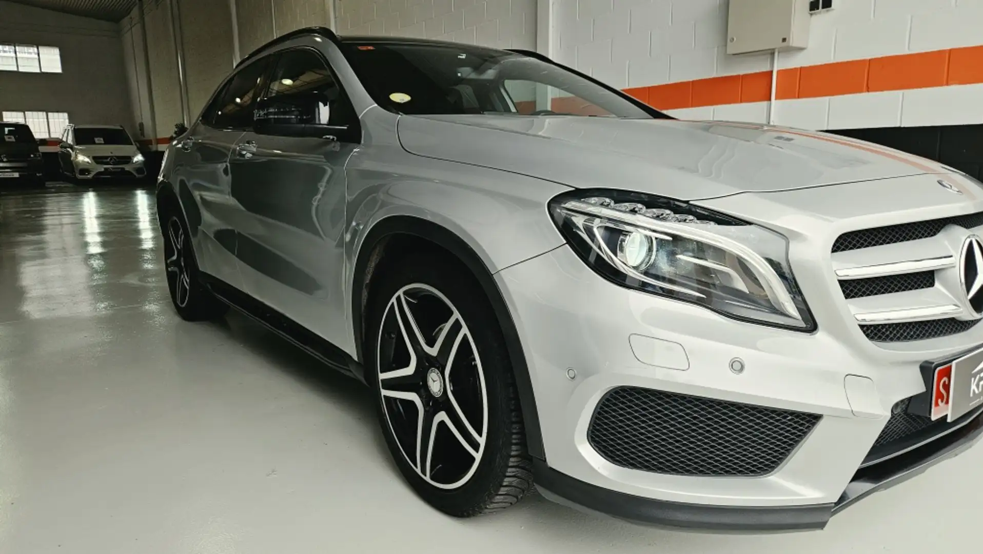 Mercedes-Benz GLA 200 200d AMG Line 7G-DCT Plateado - 2