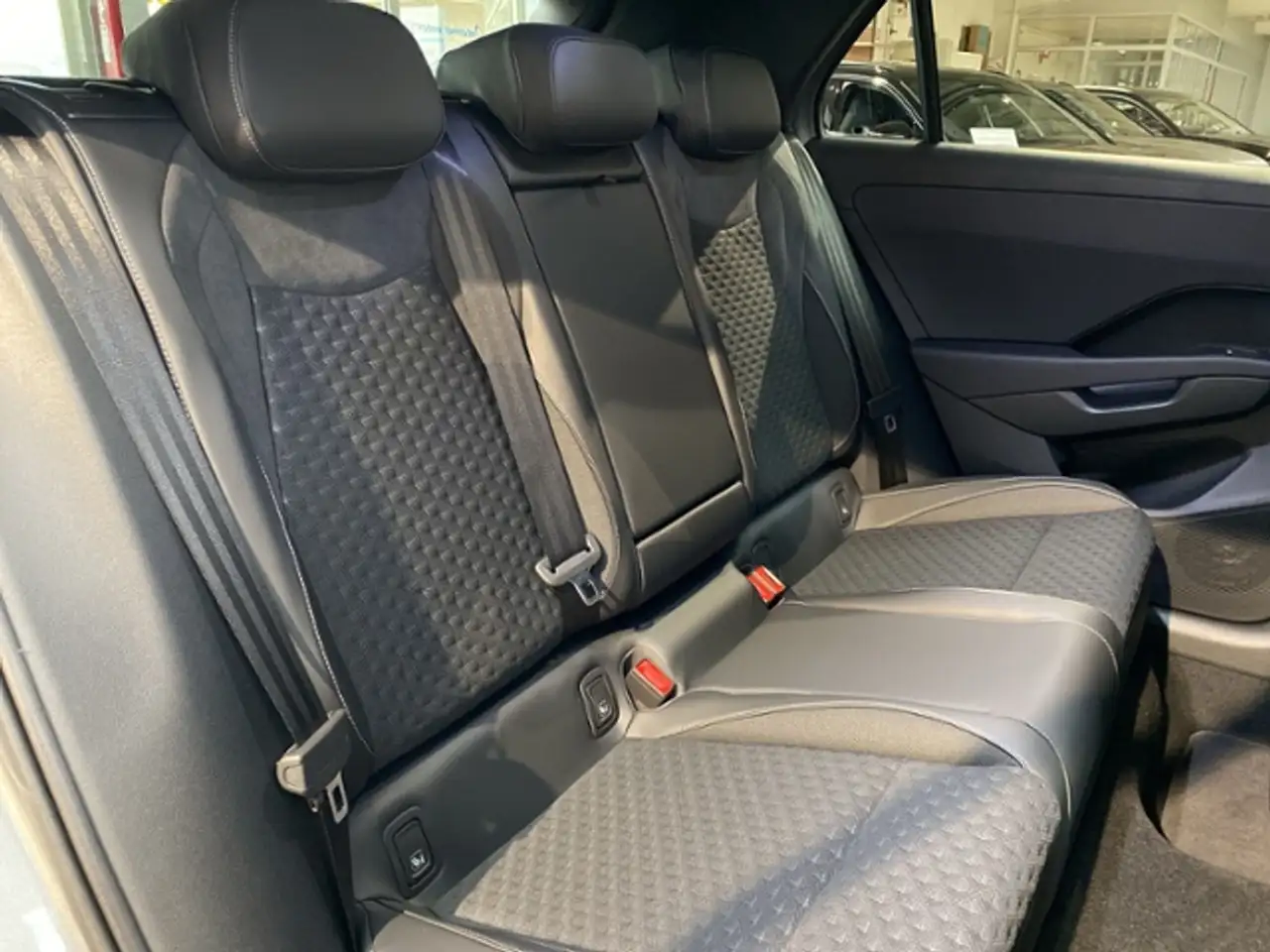 Volkswagen T-Roc R-Line 1.5 eTSI AHK Kamera AppConnect Easy Open A, миниатюра 17