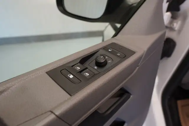 Volkswagen Transporter view 14