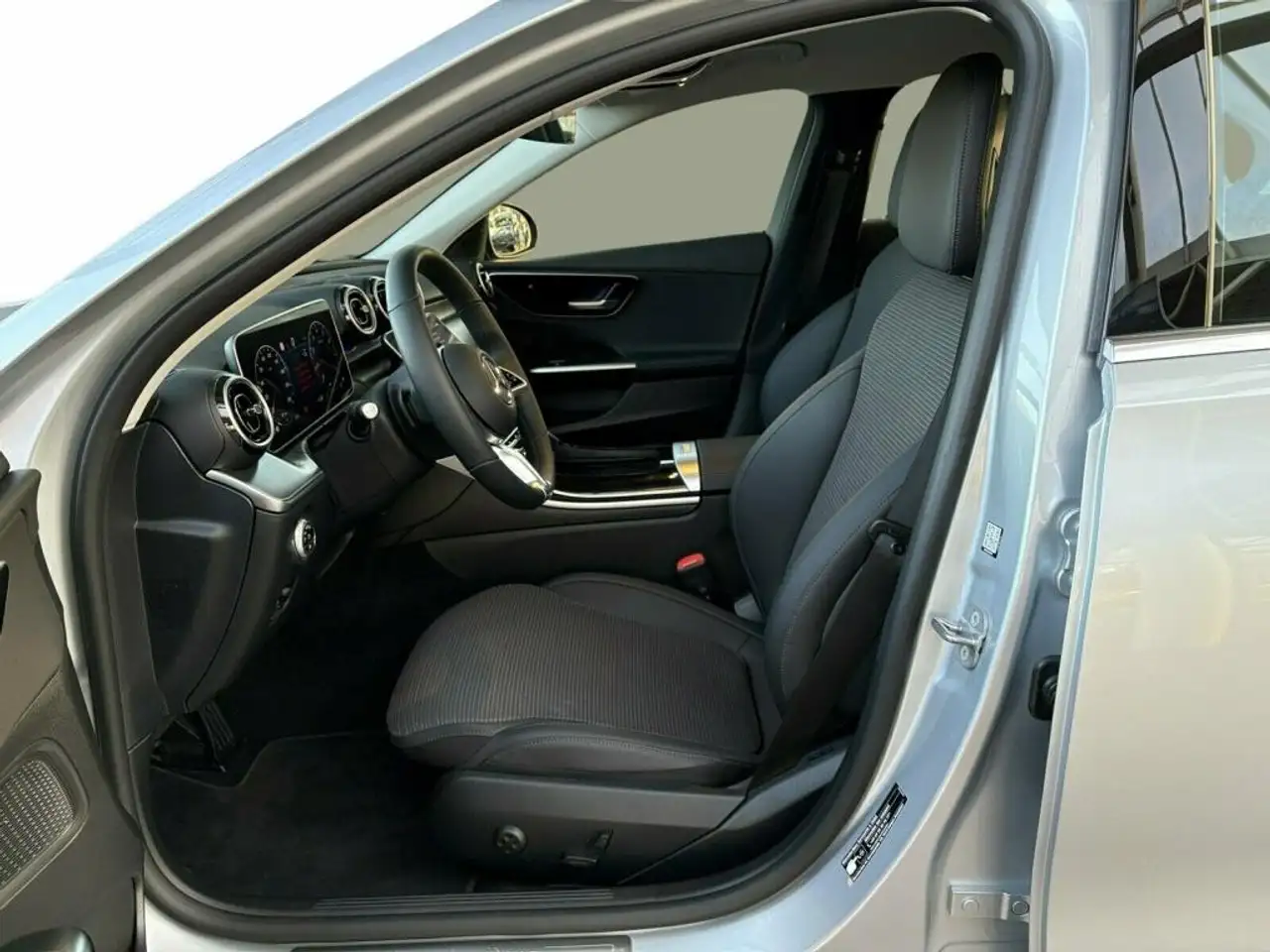 Mercedes-Benz C 180 AVANTGARDE/AHK/LED/MBUX 12