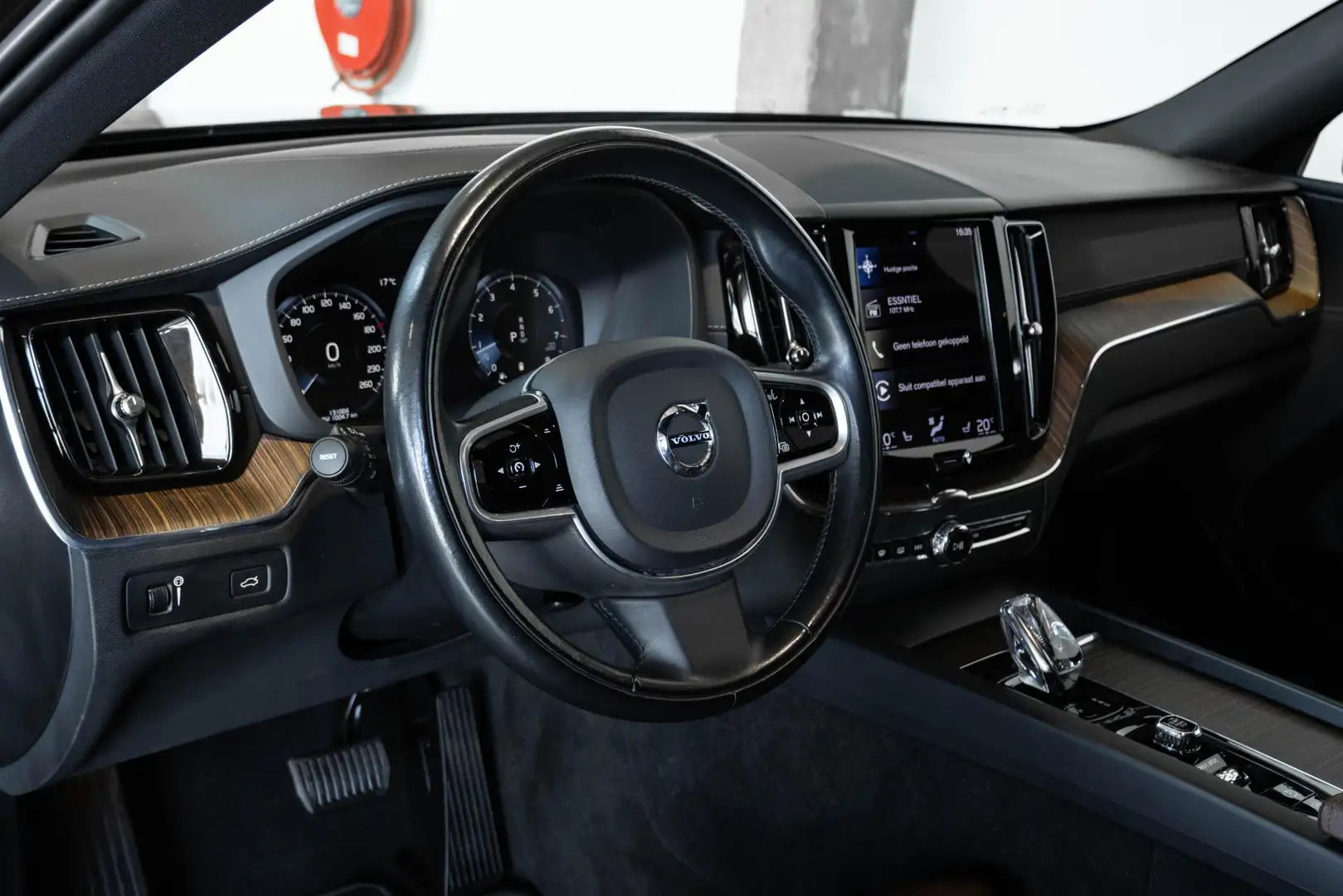 Volvo XC60 B5 Automaat Business Pro | Trekhaak | 360° parkeer Grijs - 2