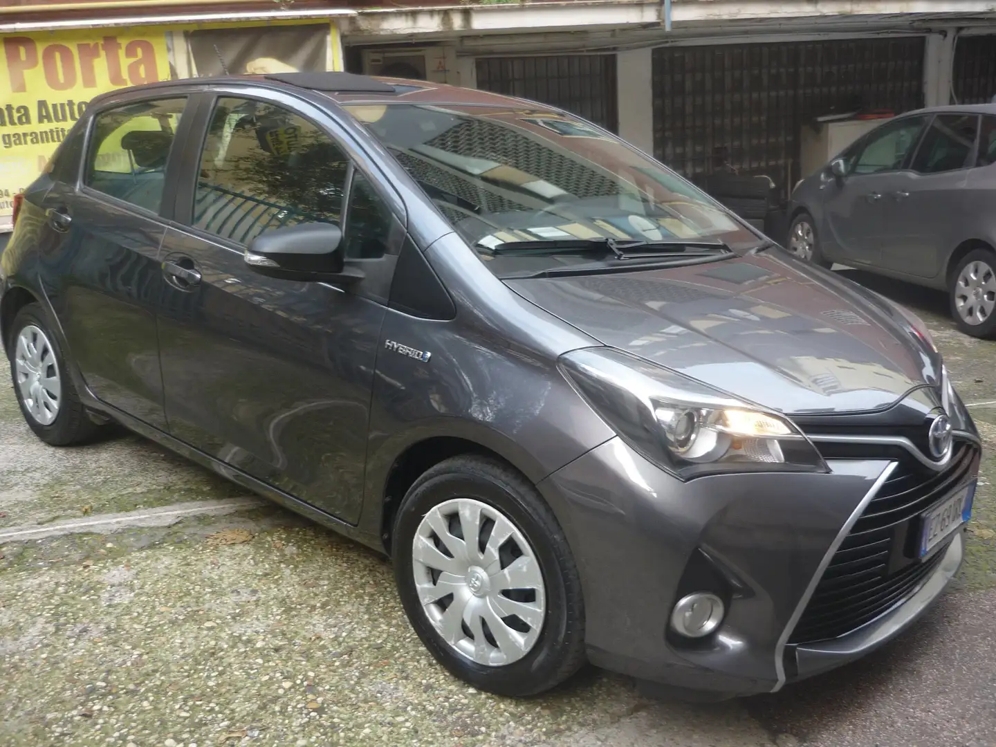 Toyota Yaris Yaris III 2015 5p 1.5 Hybrid  Active Km. 58.000 Grijs - 2
