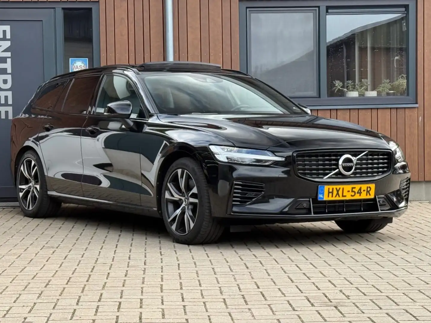Volvo V60 2.0 T6 AWD R. R-DESIGN Pano Trekhaak Camera Zwart - 2