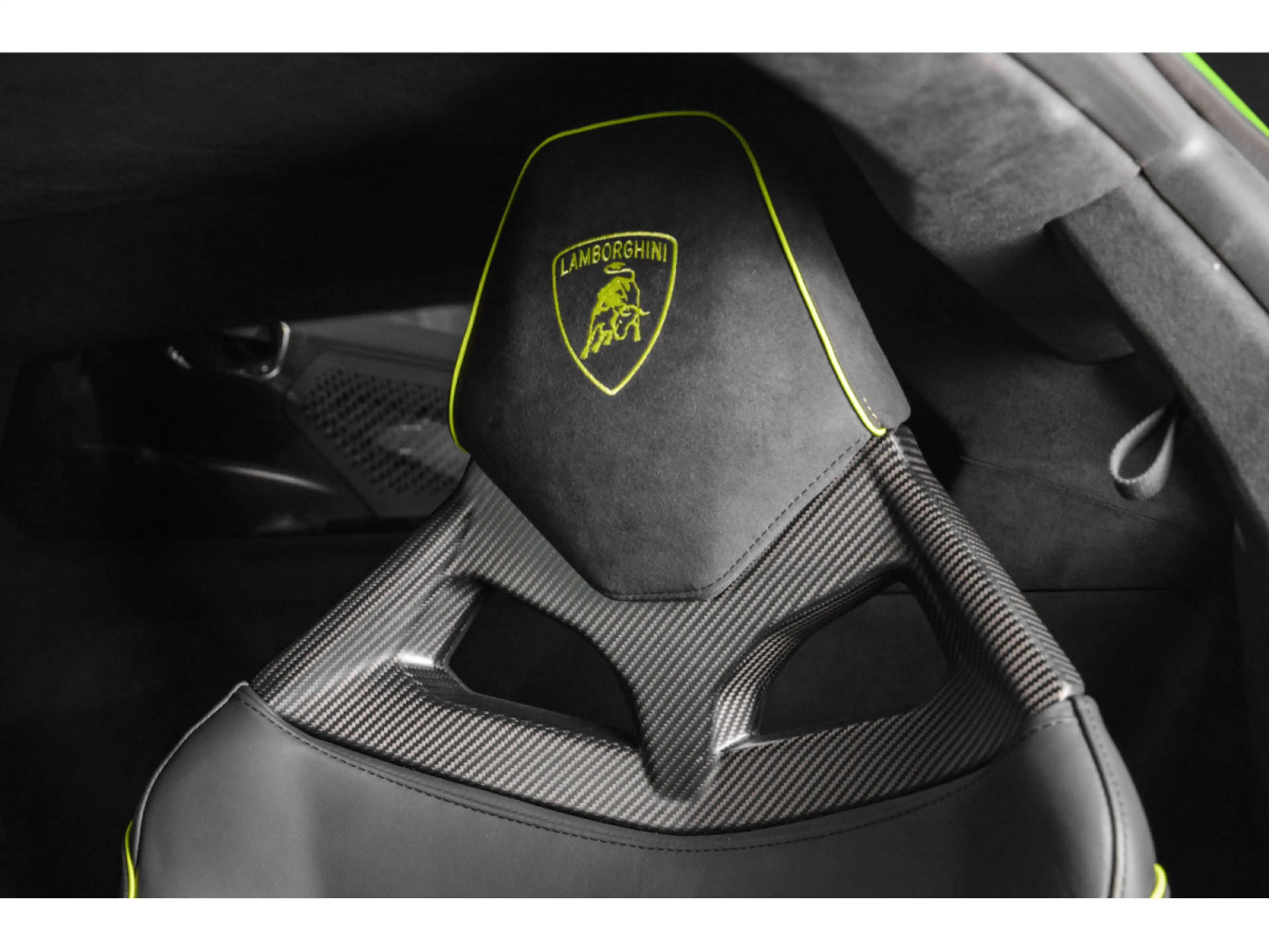 Lamborghini Revuelto AD PERSONAM - VERDE CITREA / ROSSO MARS — photo 14