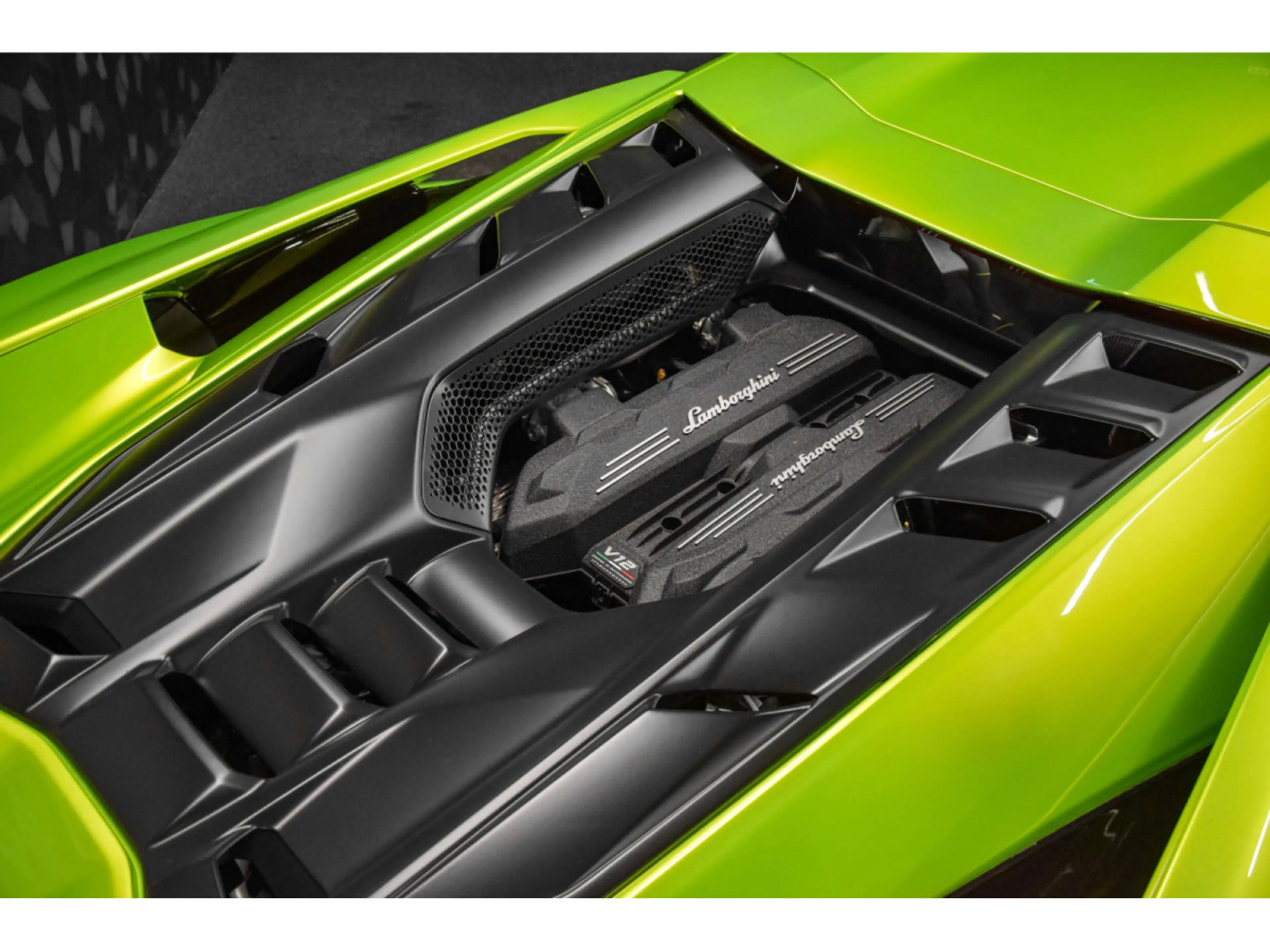 Lamborghini Revuelto AD PERSONAM - VERDE CITREA / ROSSO MARS — photo 13
