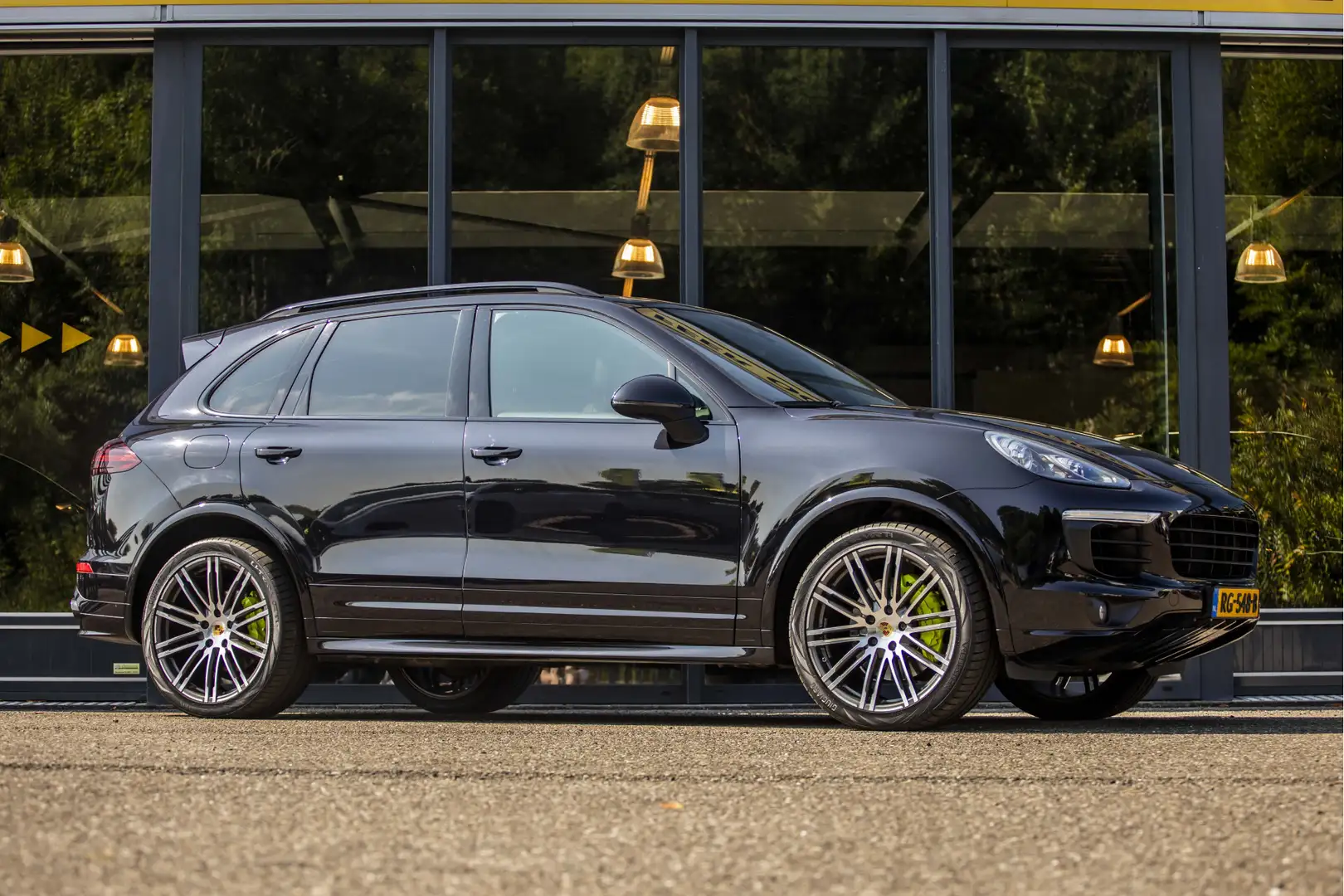 Porsche Cayenne 3.0 S E-Hybrid Platinum Edition NL Auto! Zwart - 1
