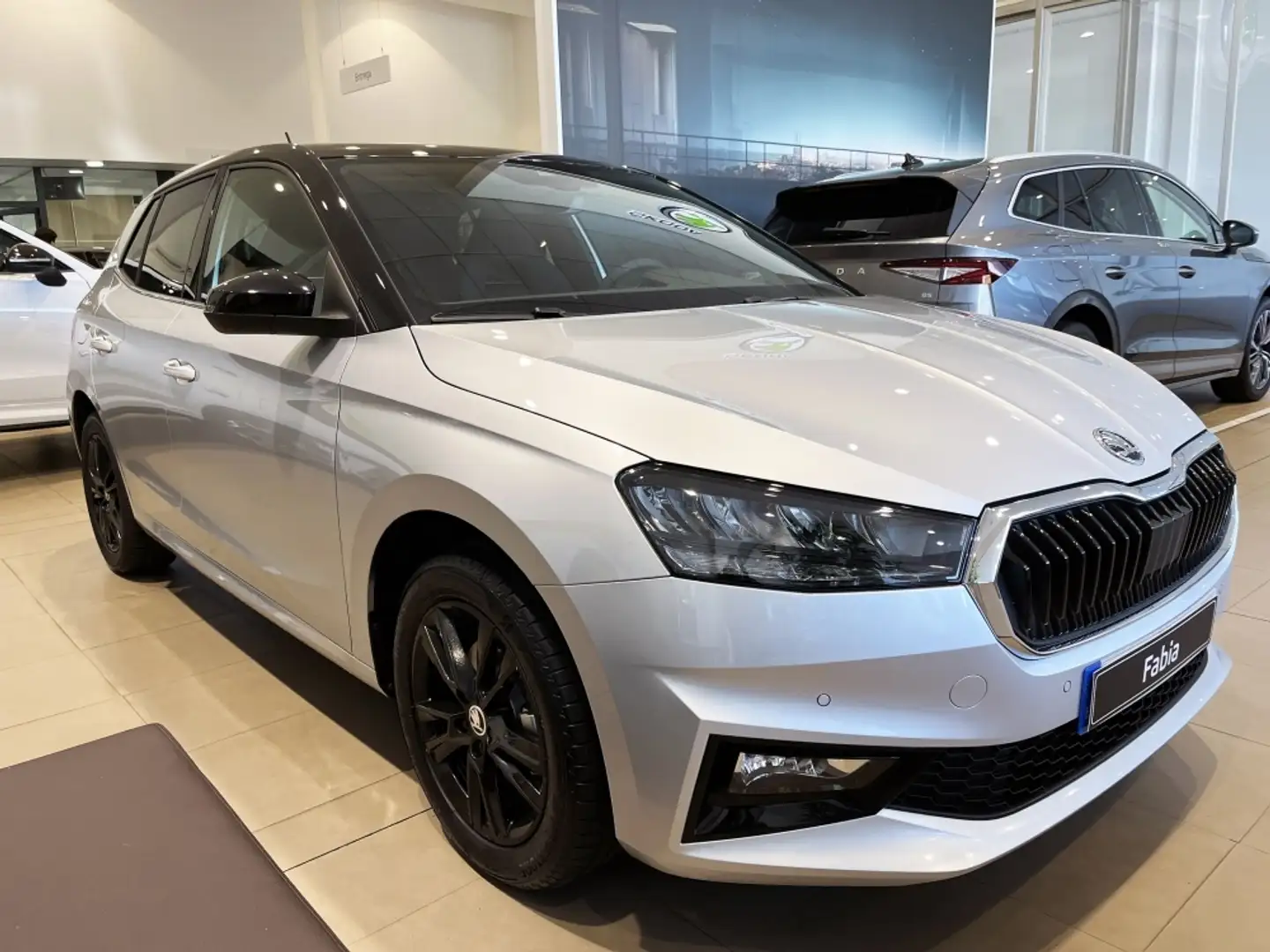 Skoda Fabia 1.0 TSI Design 85kW Plateado - 1