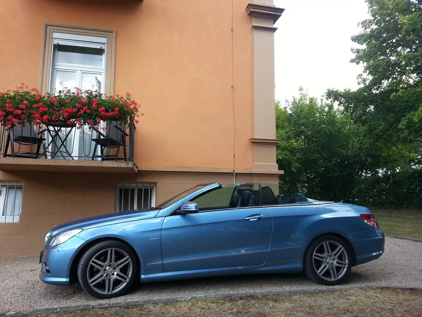 Mercedes-Benz E 250 E-Klasse Cabrio CGI Cabrio BlueEFFICIENCY Automati Blau - 1