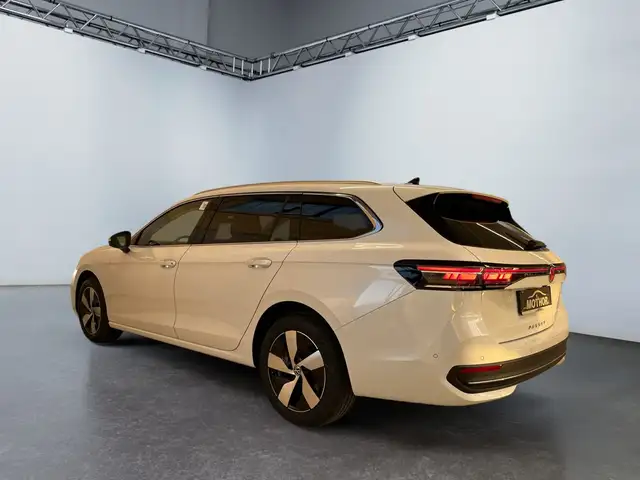 Volkswagen Passat view 4