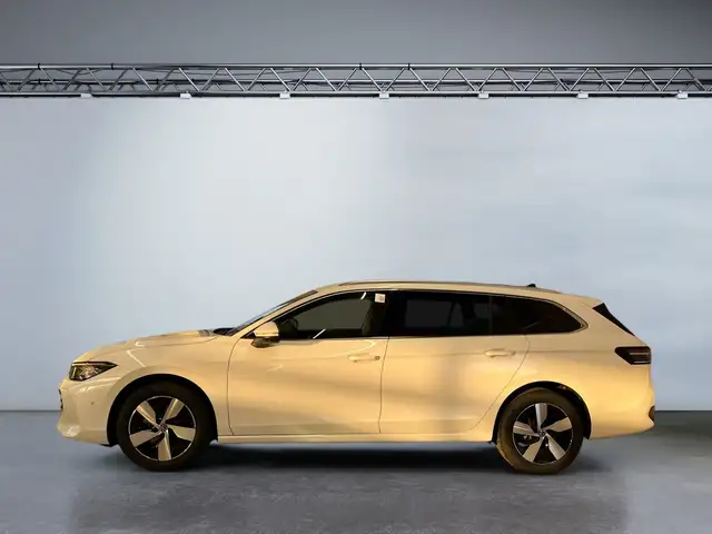 Volkswagen Passat view 3