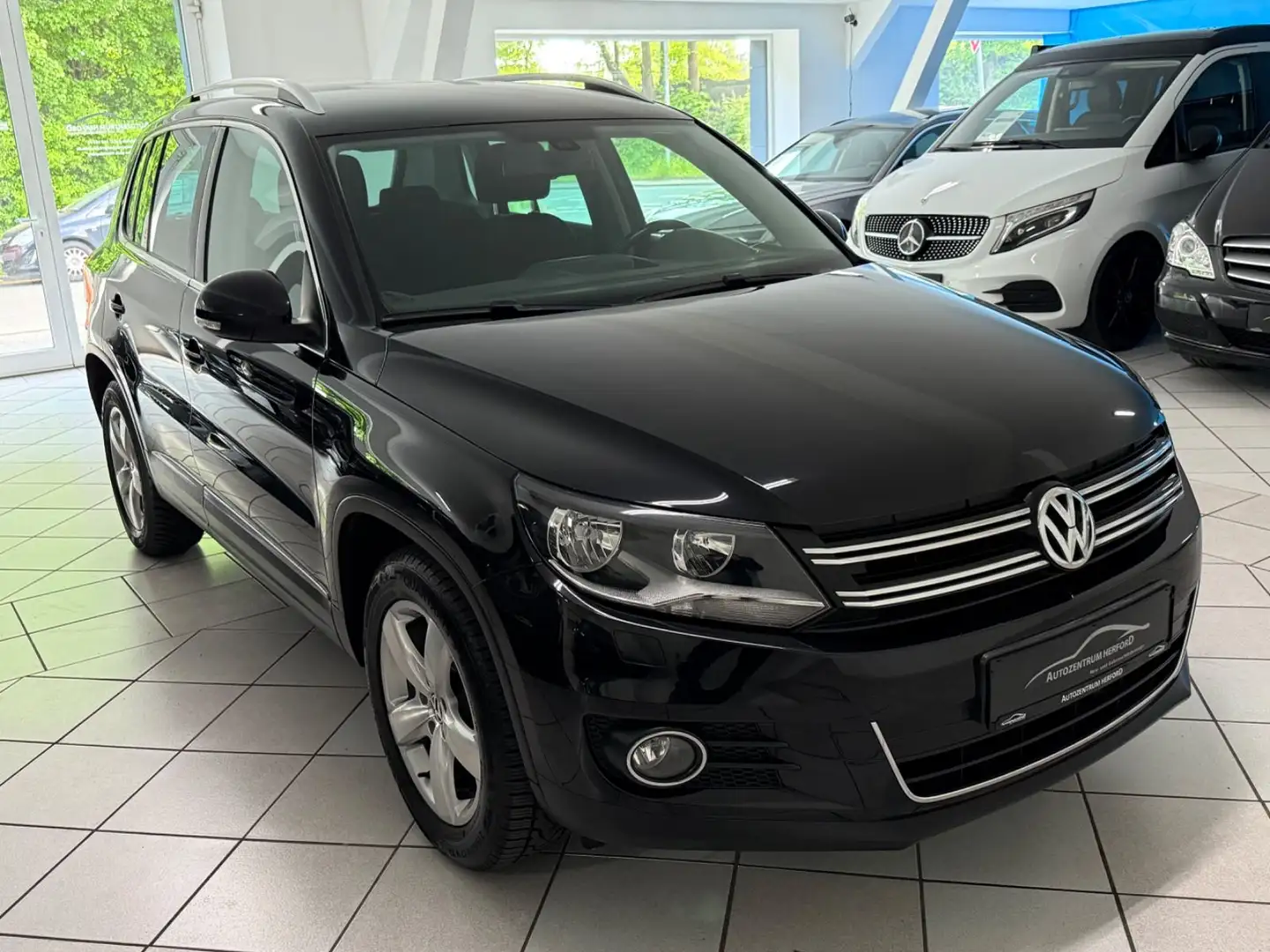 Volkswagen Tiguan Sport & Style BMT Navi SHZ AHK Schwarz - 2