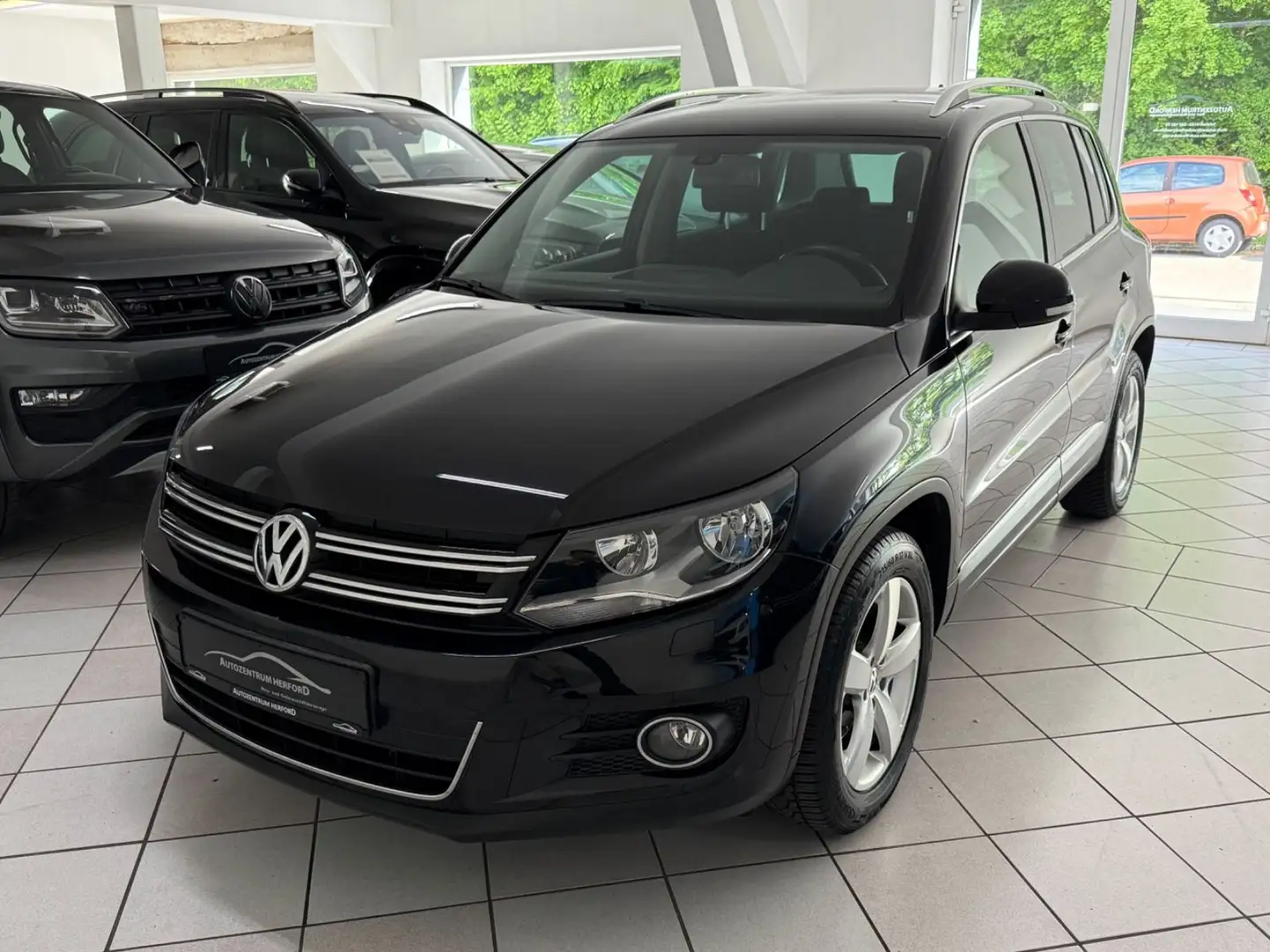 Volkswagen Tiguan Sport & Style BMT Navi SHZ AHK Schwarz - 1