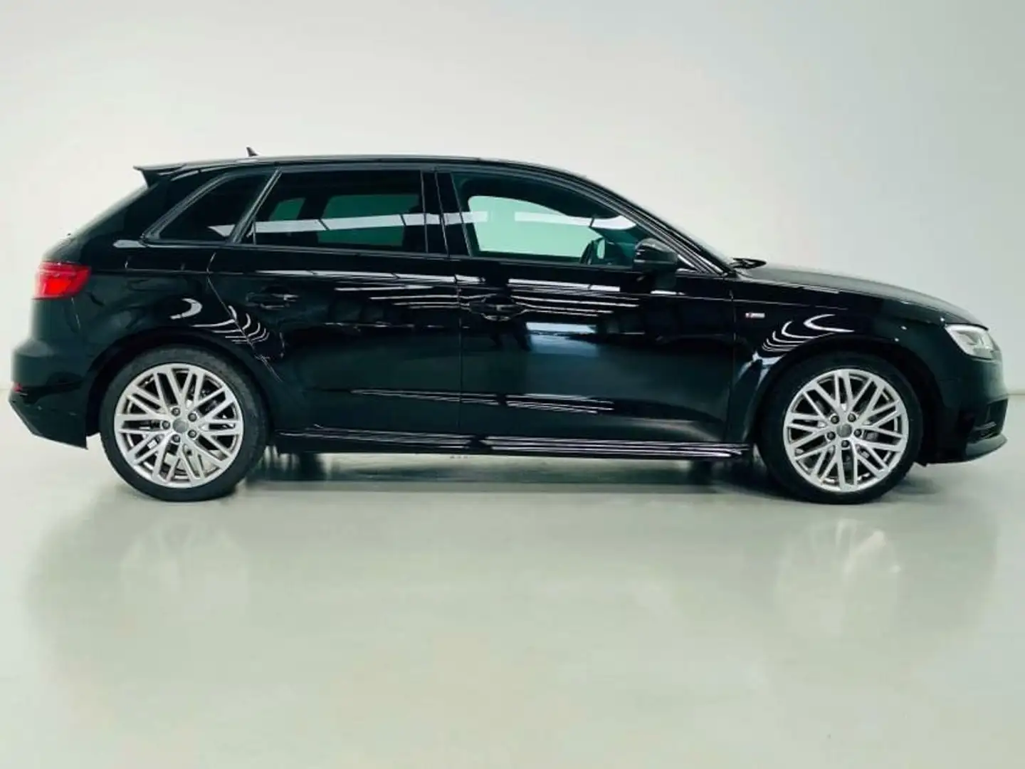 Audi A3 Sportback 1.6TDI S tronic 85kW Noir - 1