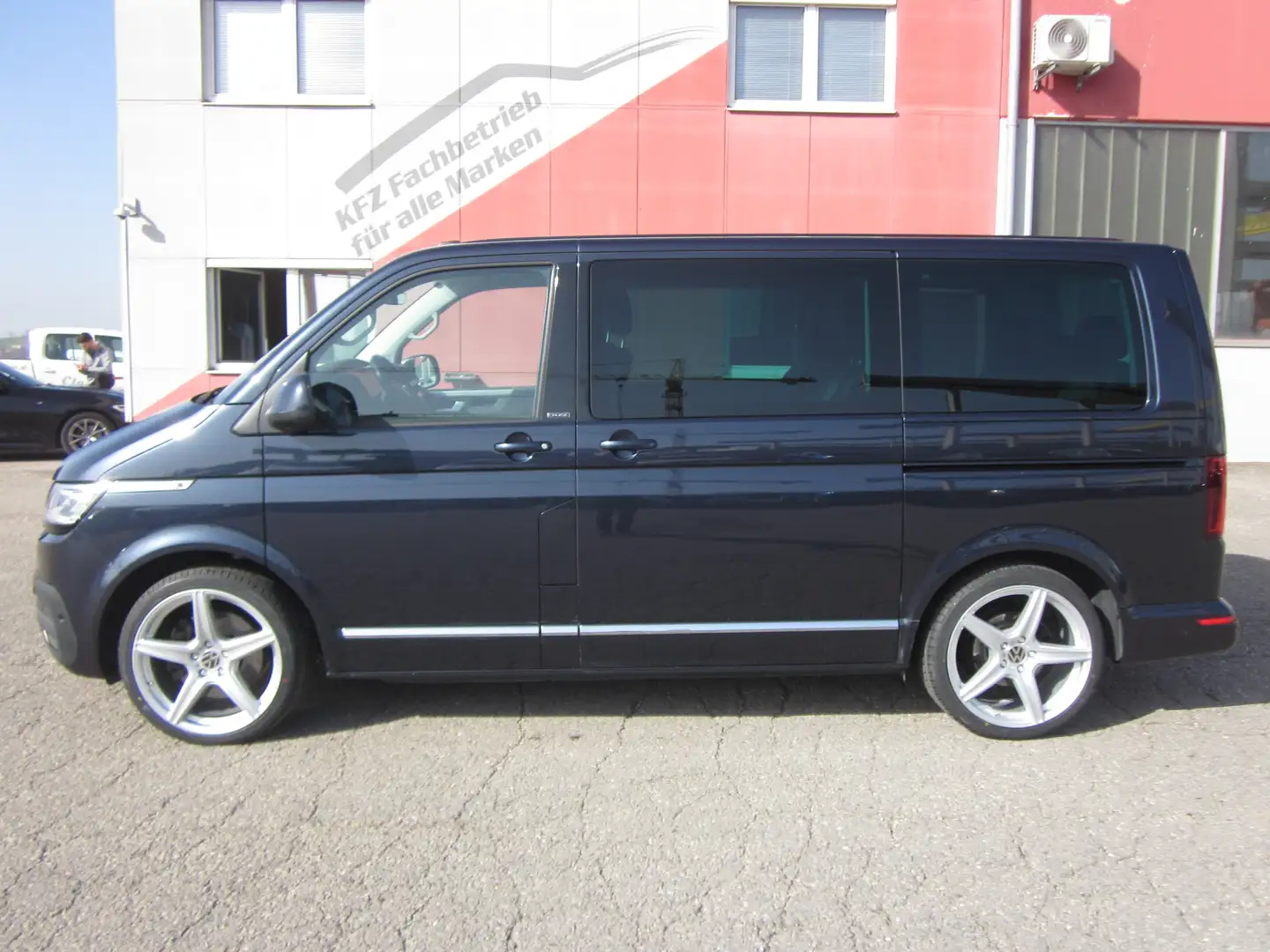 Volkswagen T6.1 Multivan Cruise 2,0 TDI DSG LED Virtual ACC Modrá - 2