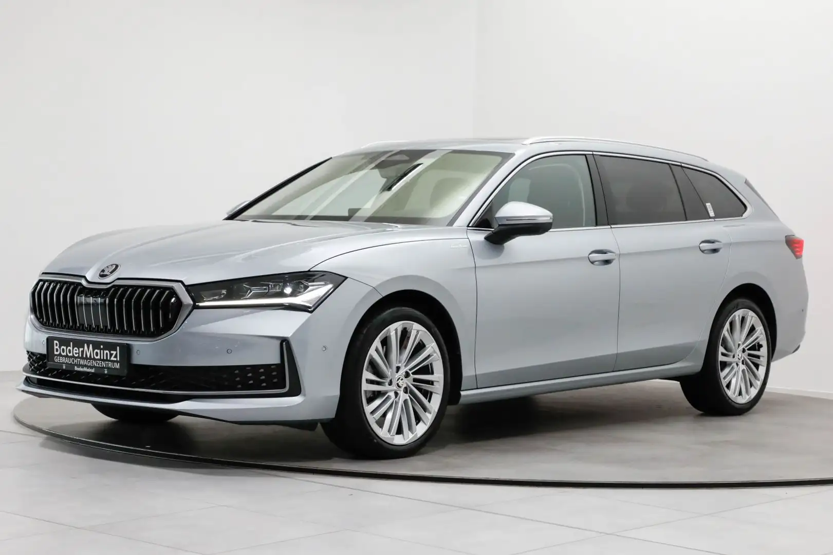 Skoda Superb Combi 2.0 TDI DSG L&K AHK StdHzg Matrix Silber - 2