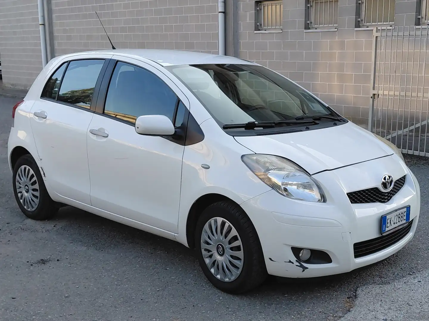 Toyota Yaris 5p 1.3 dual Sol (Neopatentati) UNICO PROPRIETARIO Bianco - 2