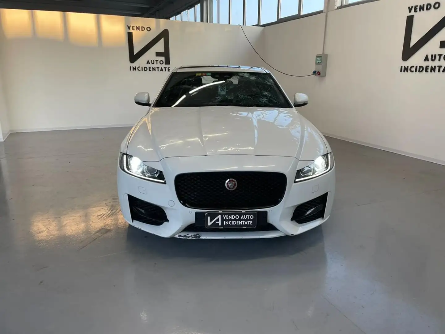 Jaguar XF 2.0 D 180CV AWD R-SPORT AUTOMATICA *GRANDINATA* Bianco - 2