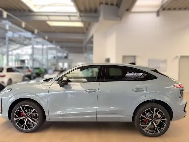 Audi Q3 view 7