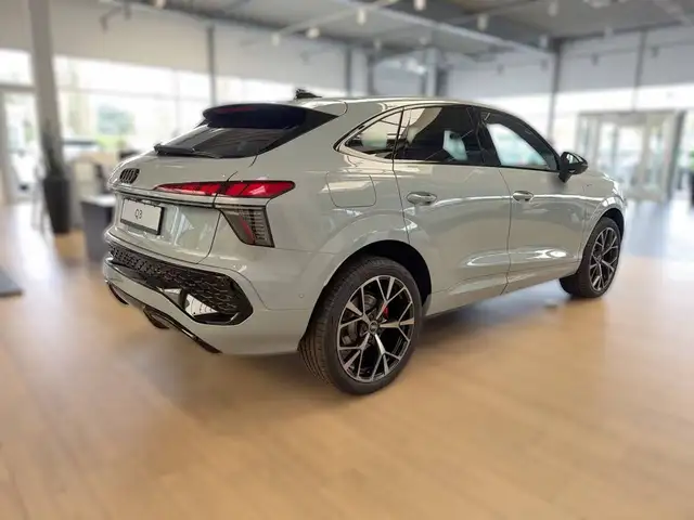Audi Q3 view 12