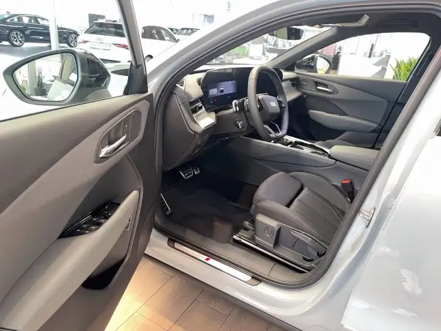 Audi Q3 view 8