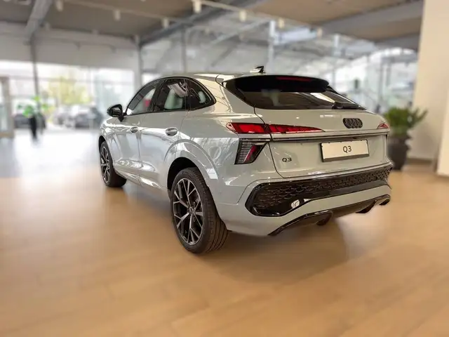 Audi Q3 view 13