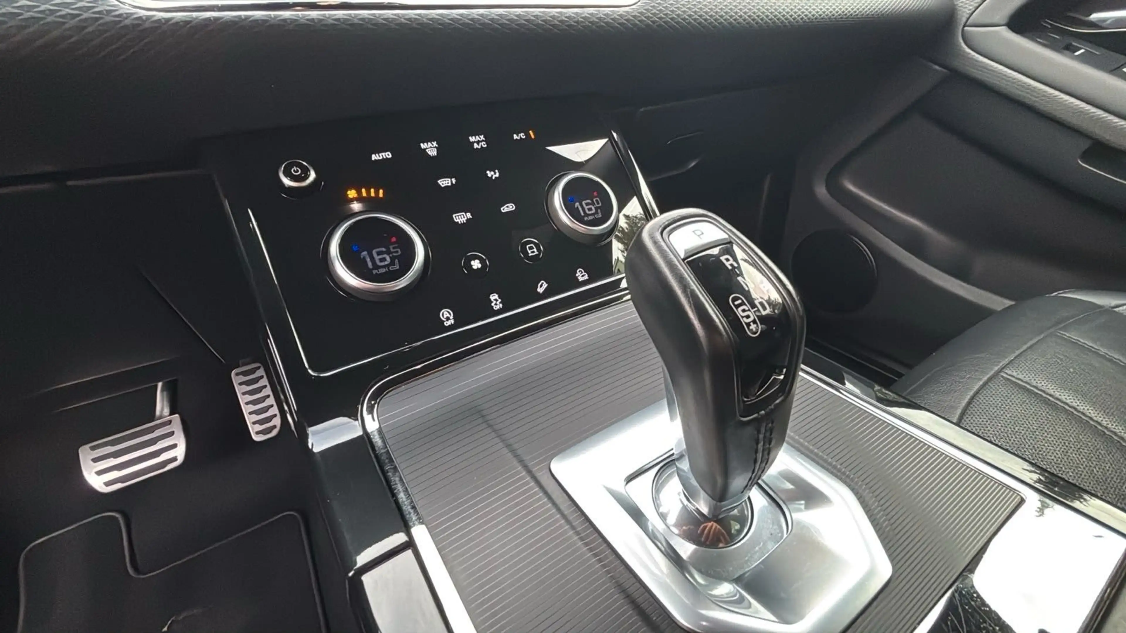 Land Rover Range Rover Evoque R-Dynamic S — photo 13