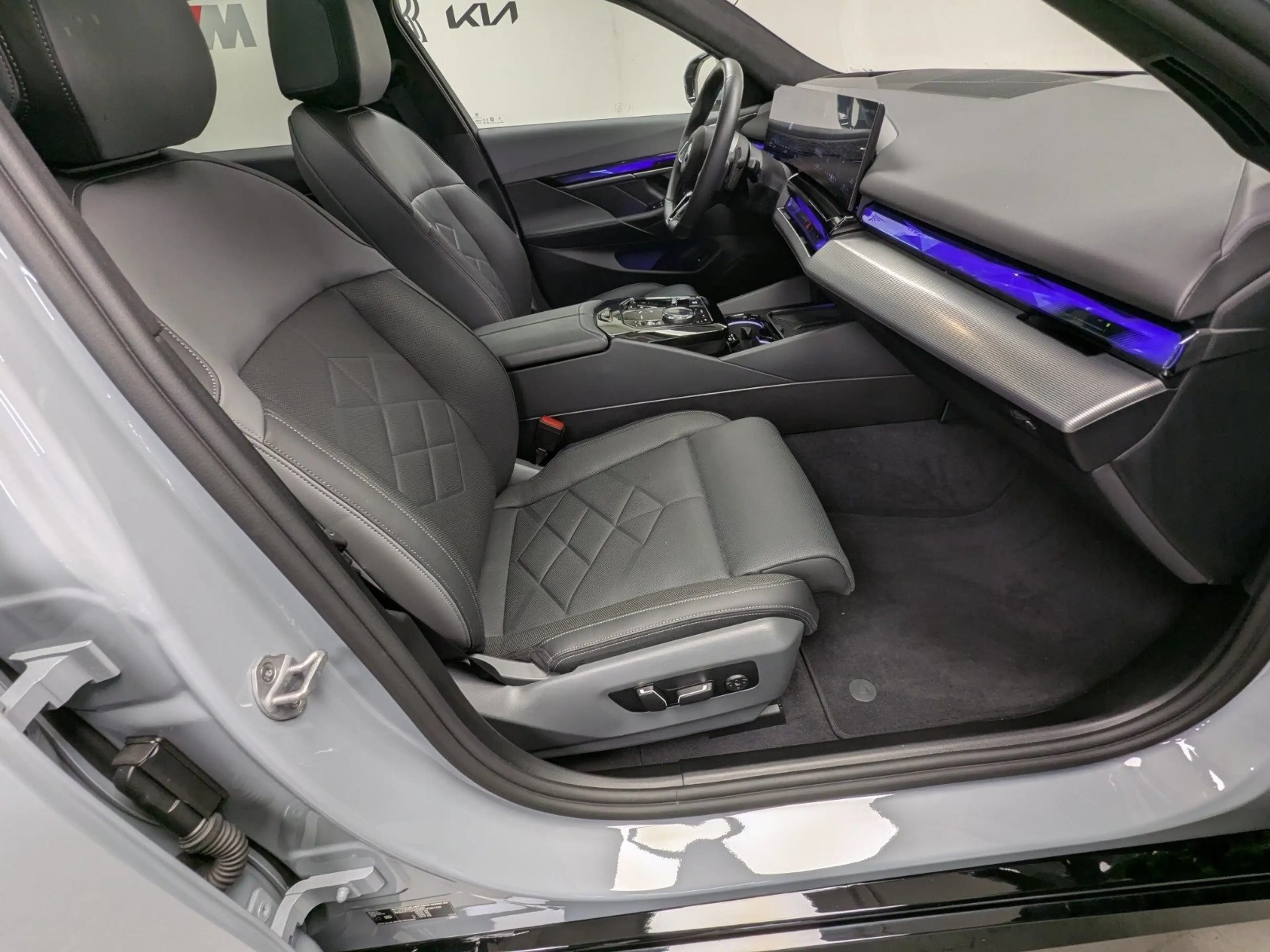 BMW 550 e xDrive Touring M Sport B&W AHK Pano DA Prof 360° — photo 7