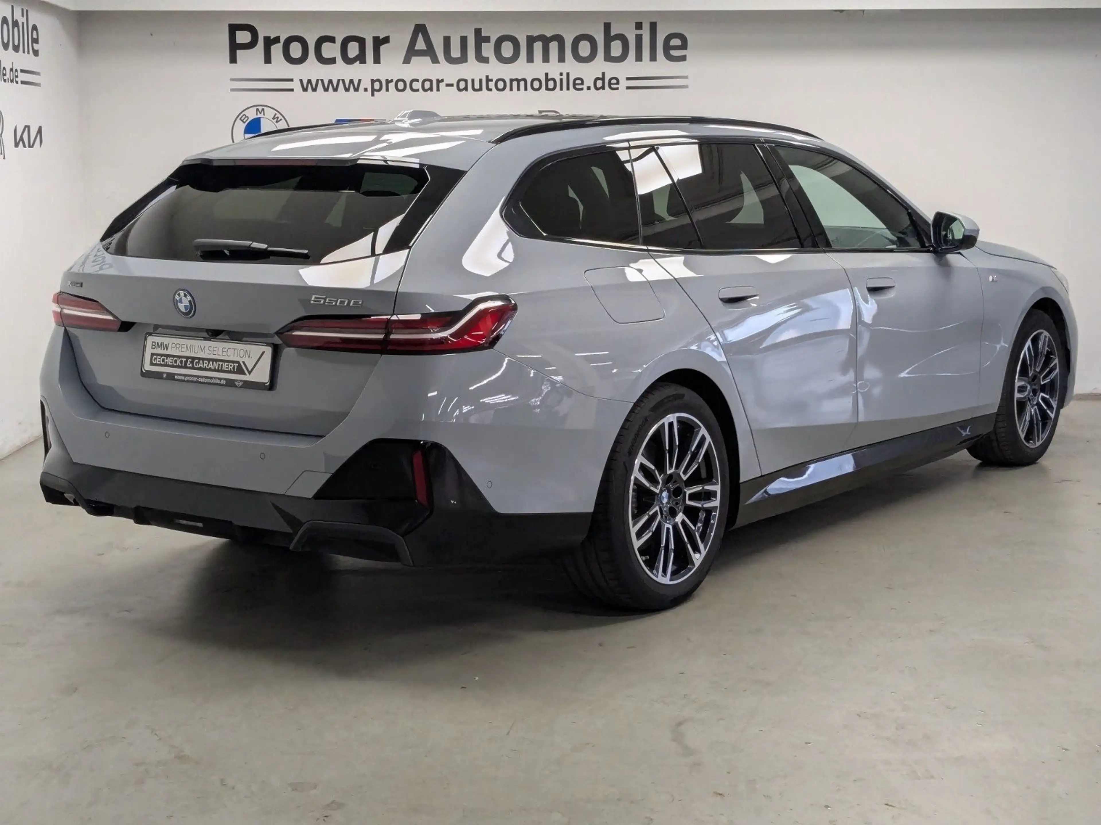 BMW 550 e xDrive Touring M Sport B&W AHK Pano DA Prof 360° — photo 4