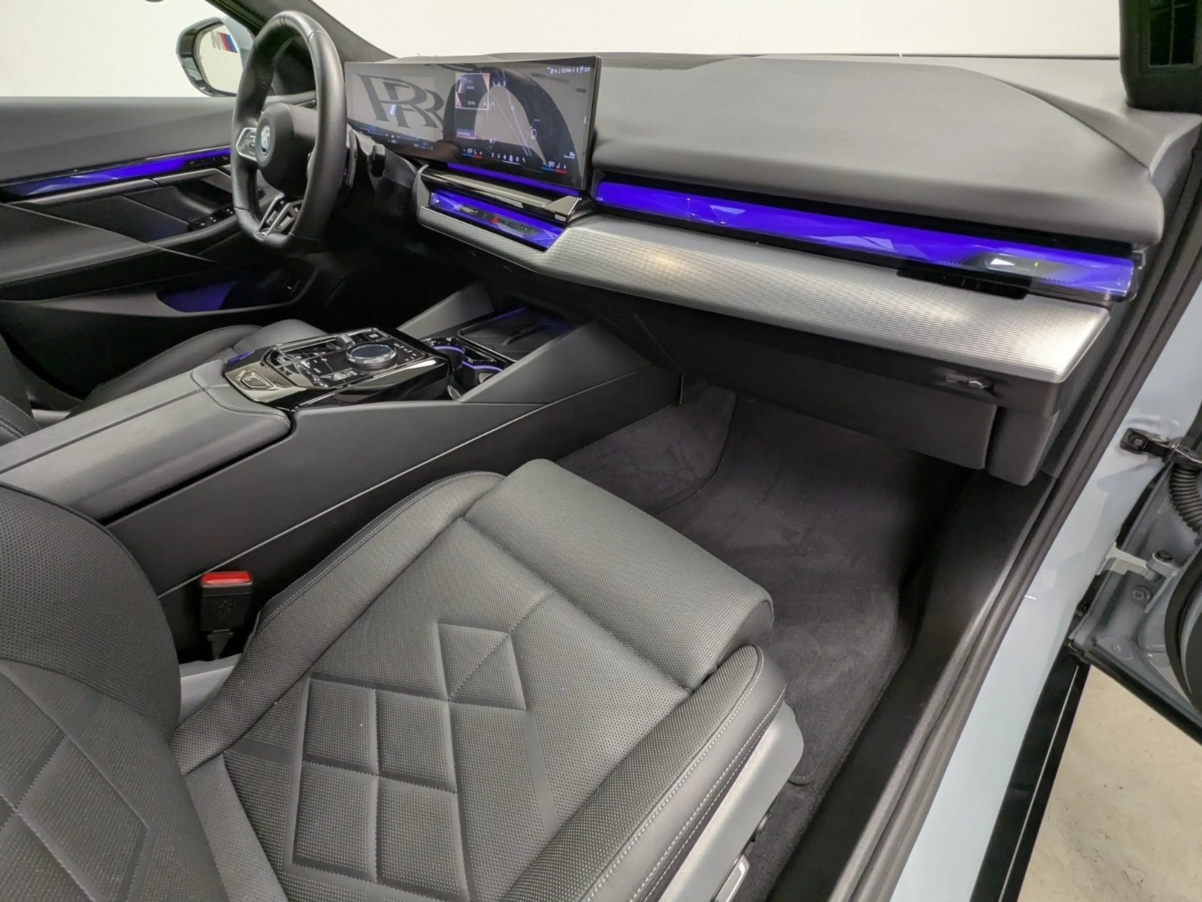BMW 550 e xDrive Touring M Sport B&W AHK Pano DA Prof 360° — photo 6