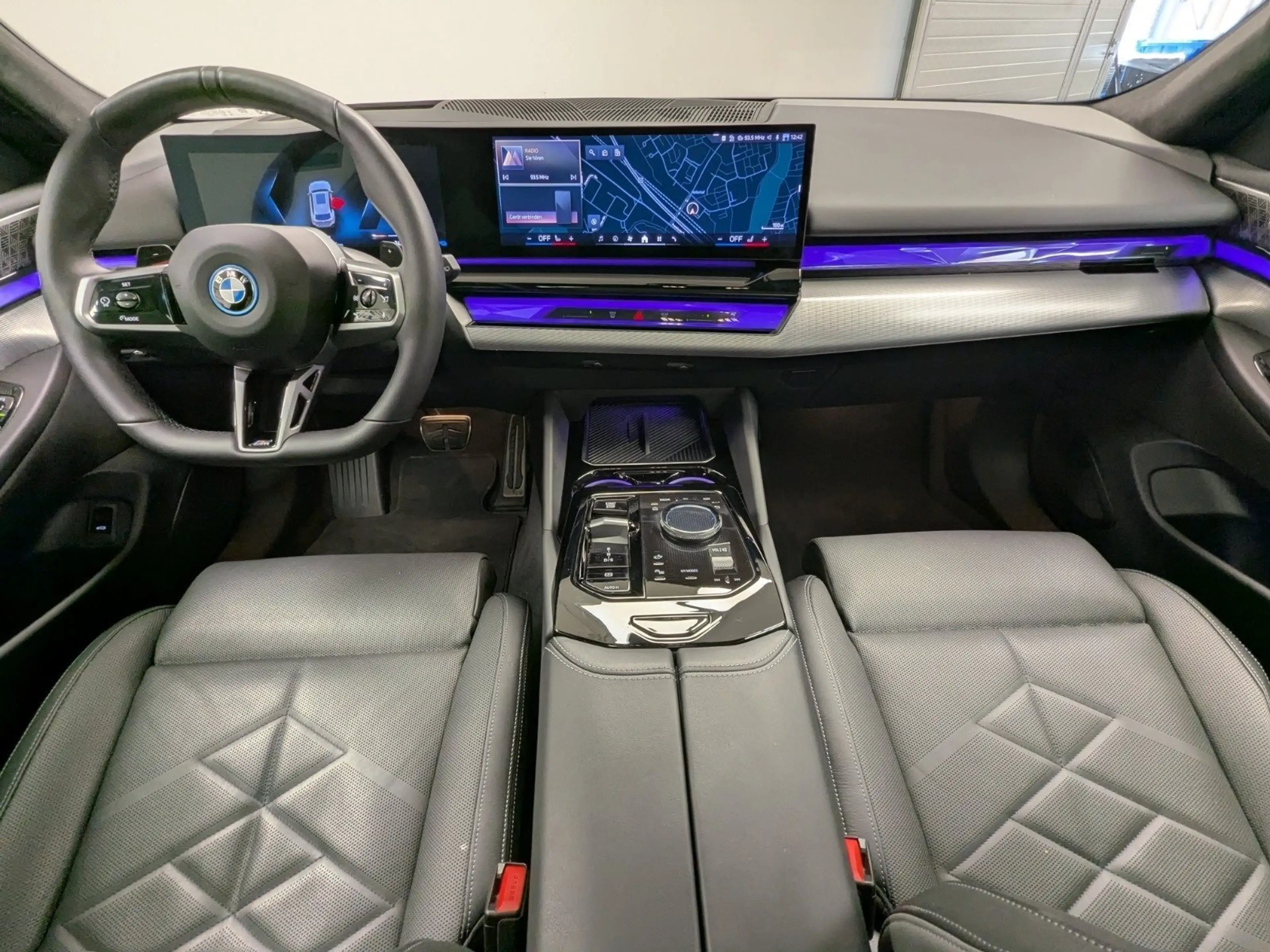 BMW 550 e xDrive Touring M Sport B&W AHK Pano DA Prof 360° — photo 10