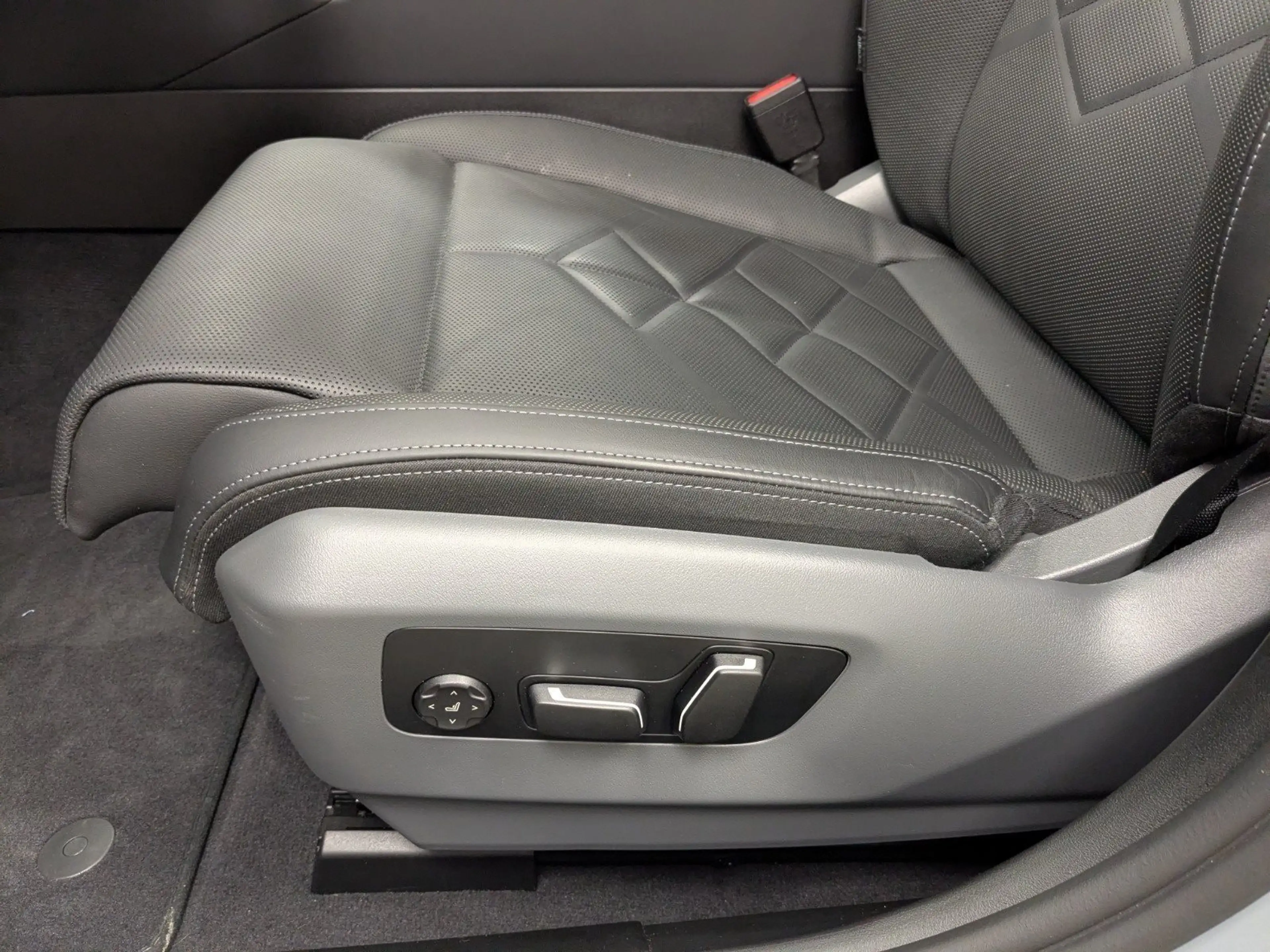 BMW 550 e xDrive Touring M Sport B&W AHK Pano DA Prof 360° — photo 19