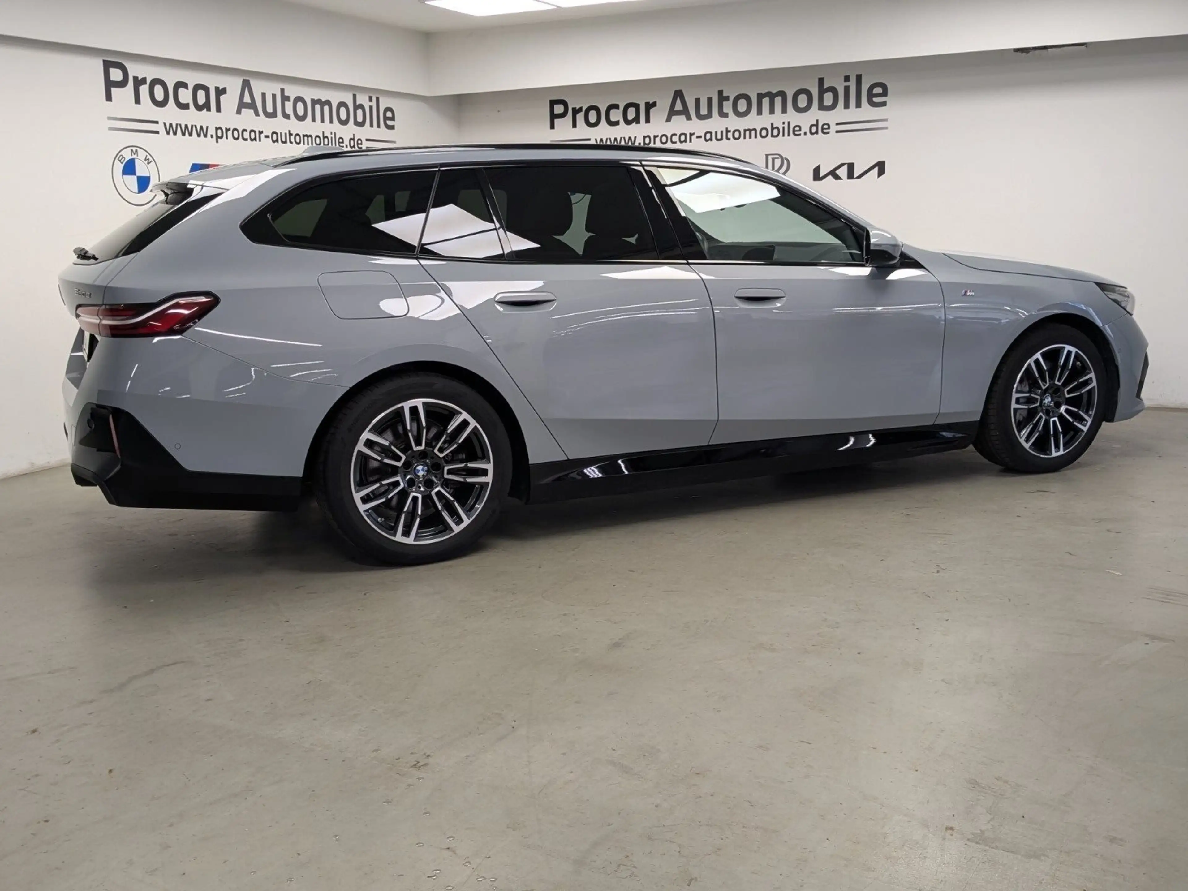 BMW 550 e xDrive Touring M Sport B&W AHK Pano DA Prof 360° — photo 5