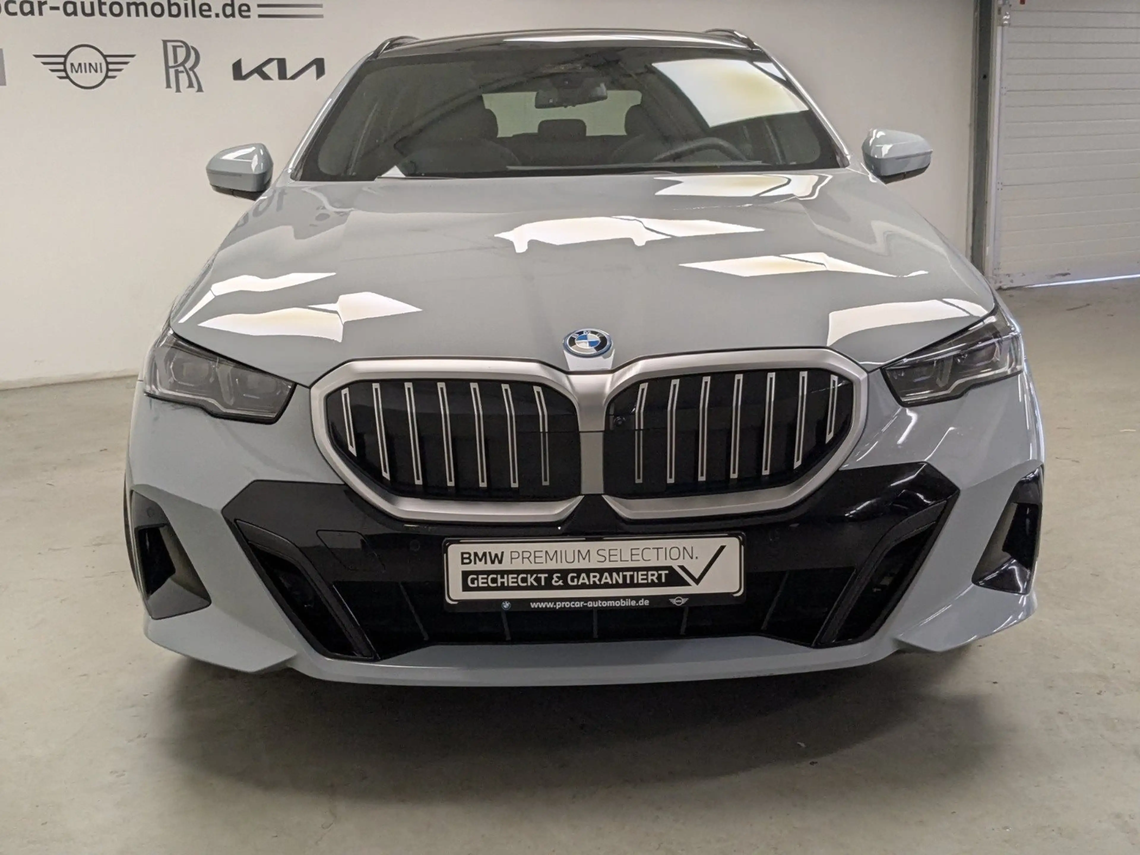 BMW 550 e xDrive Touring M Sport B&W AHK Pano DA Prof 360° — photo 3