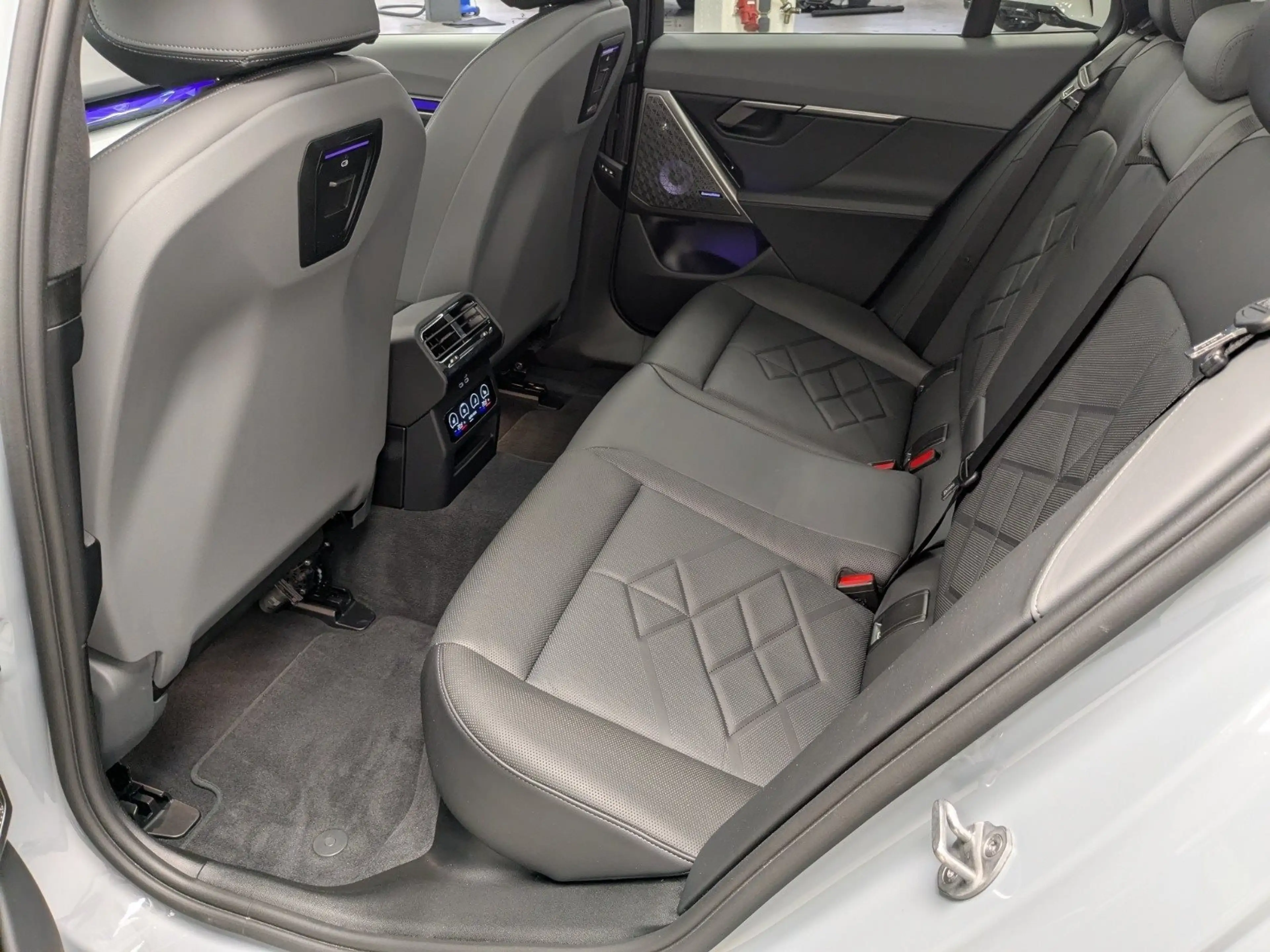 BMW 550 e xDrive Touring M Sport B&W AHK Pano DA Prof 360° — photo 22