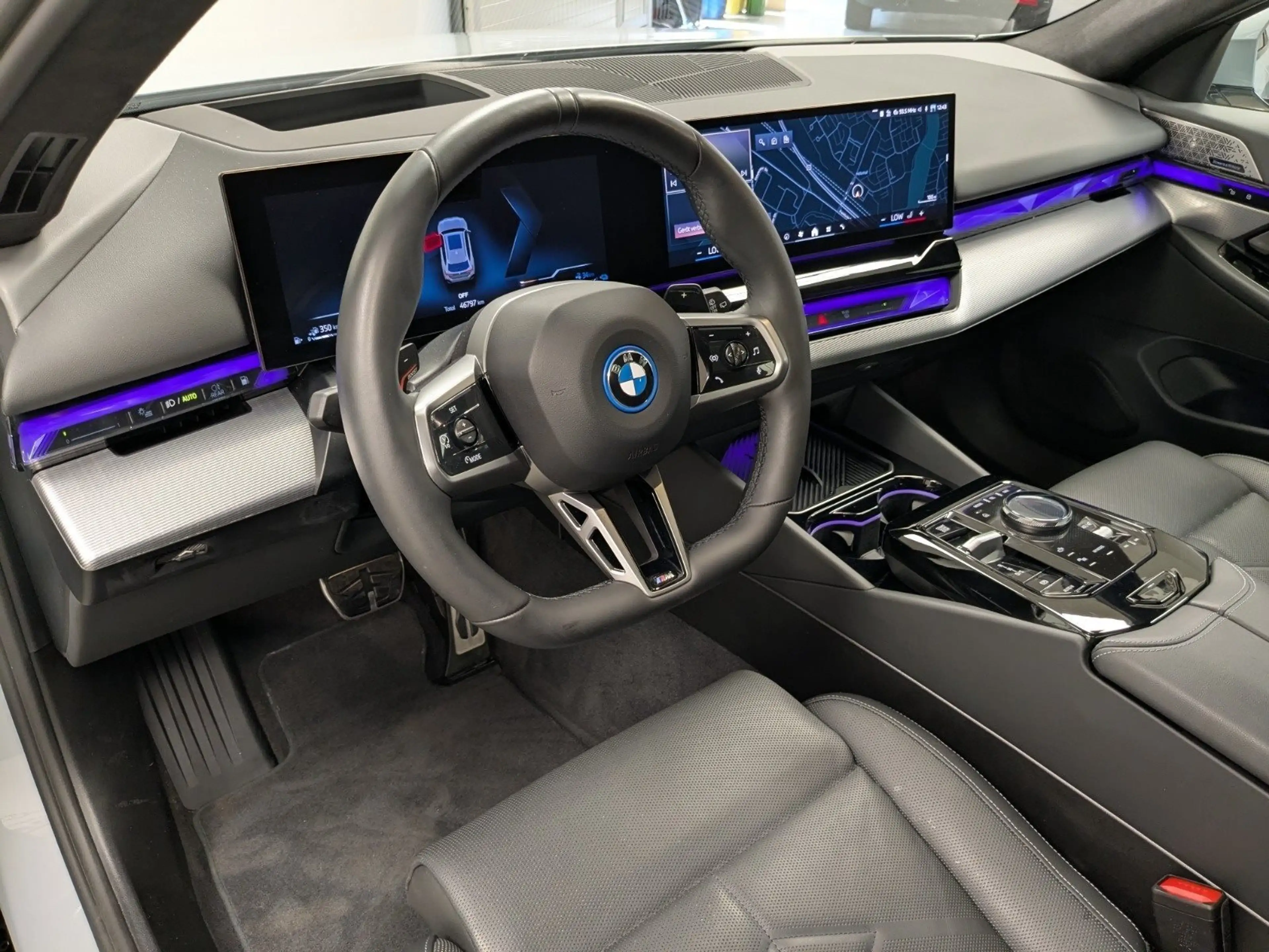 BMW 550 e xDrive Touring M Sport B&W AHK Pano DA Prof 360° — photo 17