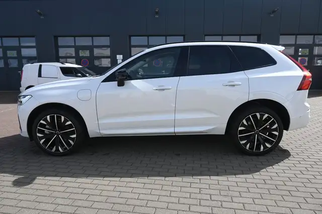 Volvo XC60 view 2