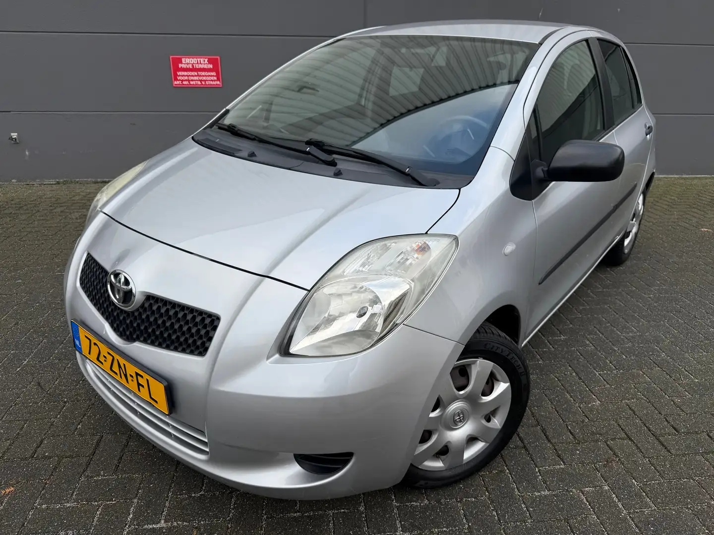 Toyota Yaris 1.3 VVTi *AIRCO*APK*NAP*ZUINGE AUTO Grijs - 1