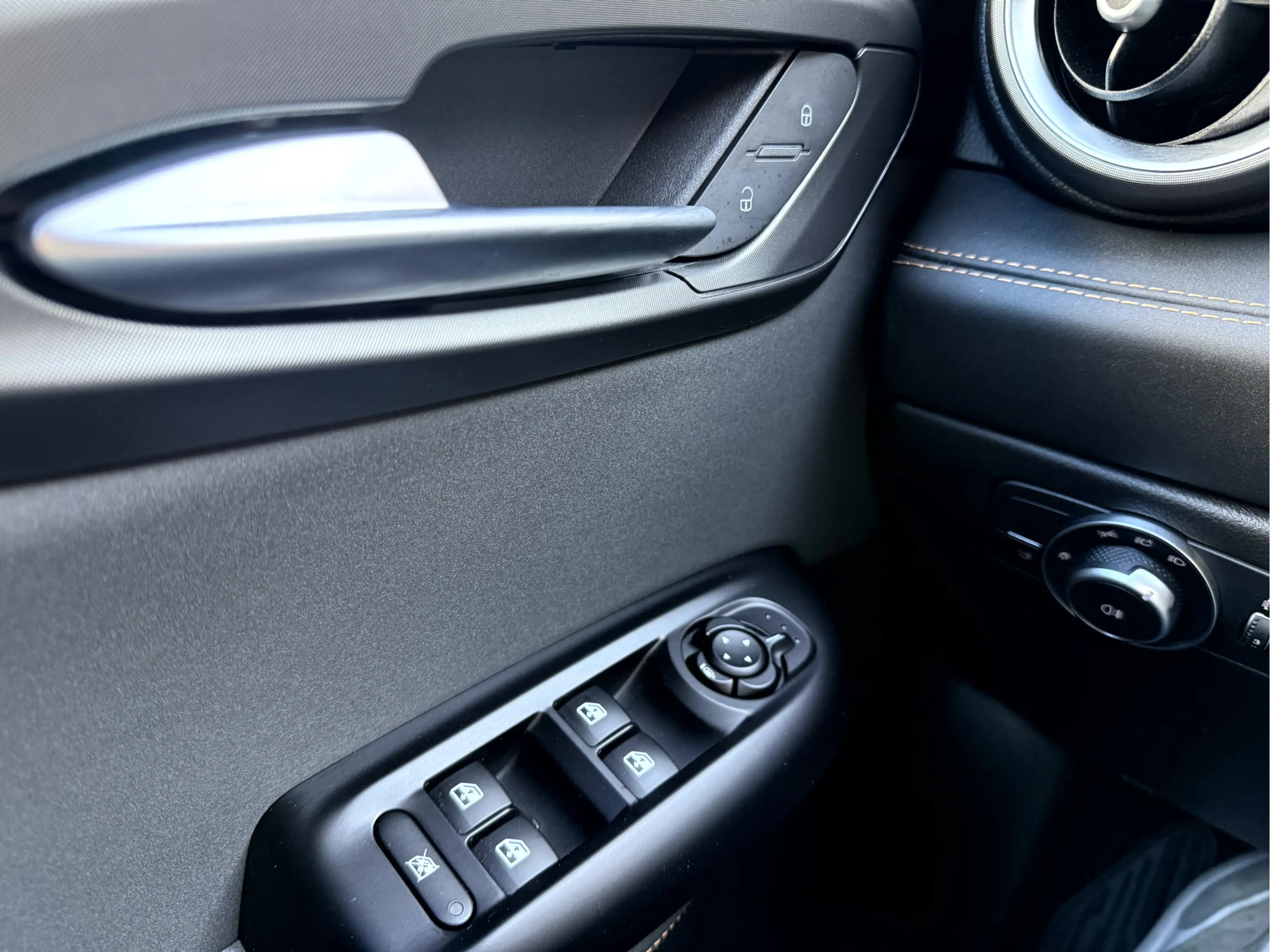 Alfa Romeo Tonale 1.5T Hybrid Edizione Business NL.Auto, Panoramadak — photo 15