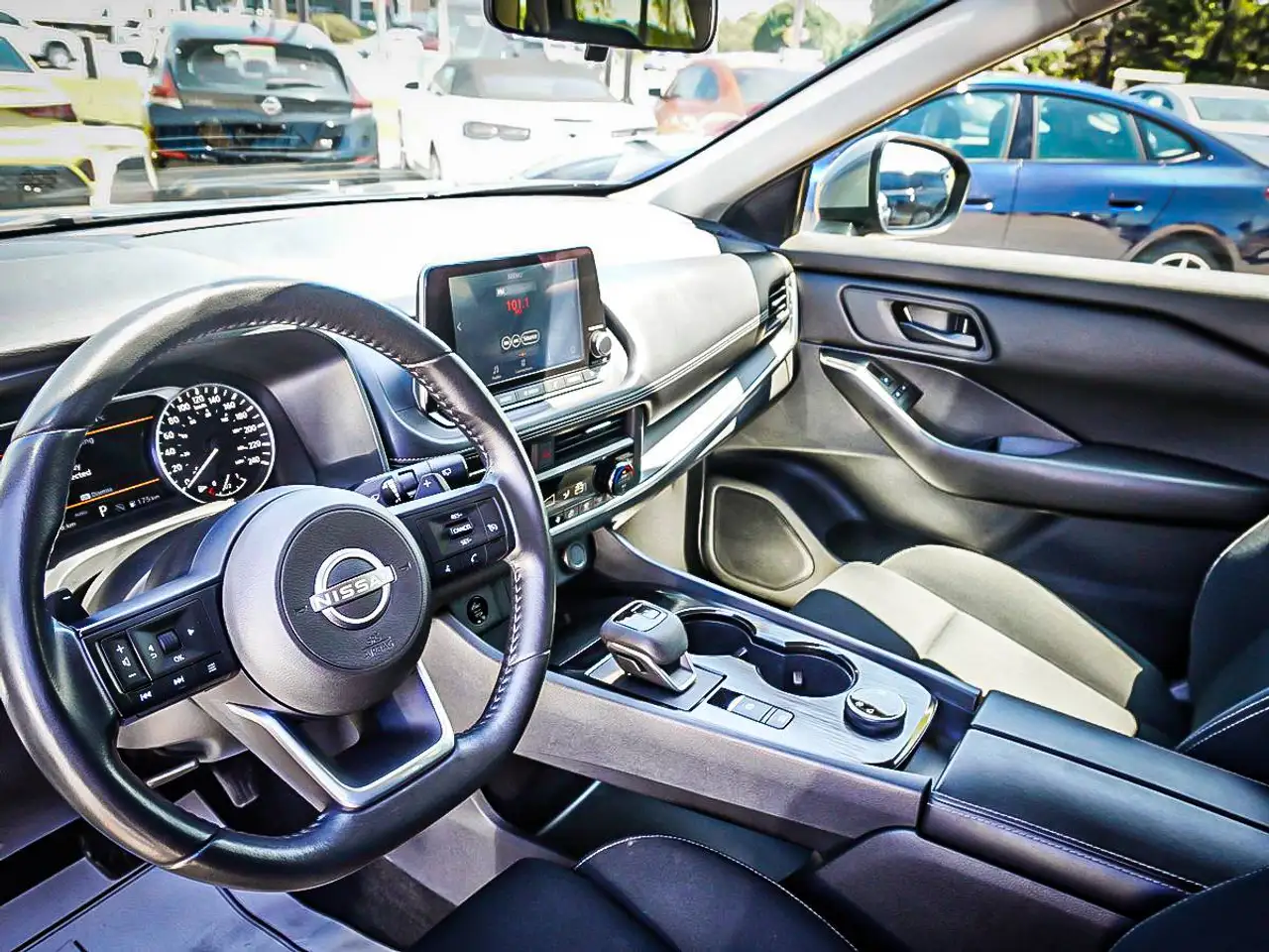 Nissan Rogue снимка Nissan Rogue