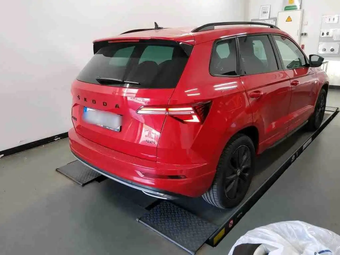 Skoda Karoq Sportline 4x4 2.0TDI DSG Matrix Navi AHK Rot - 2