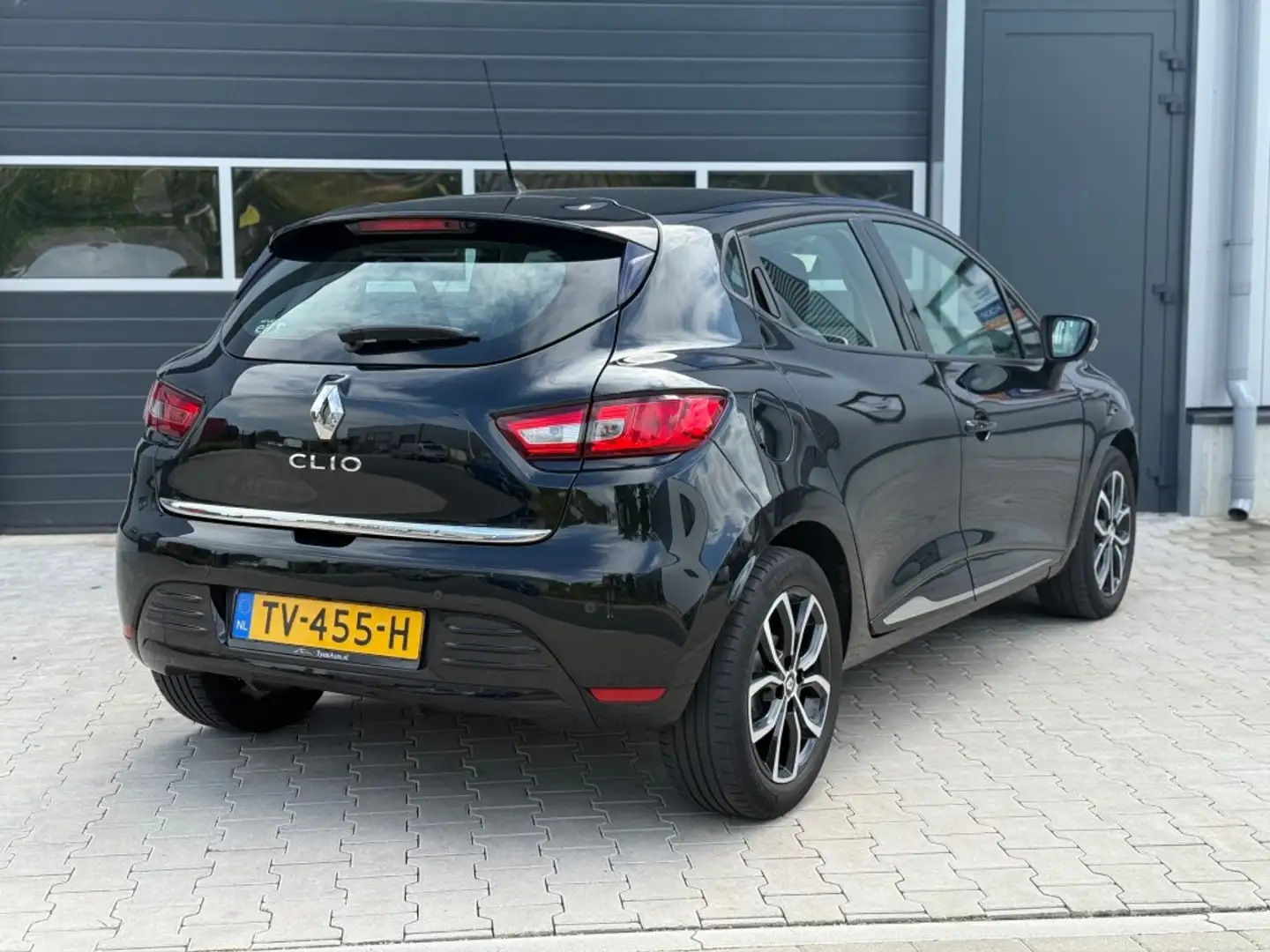 Renault Clio 0.9 TCE ZEN *JAAR GARANTIE * APK 09-2026* AIRCO NA Zwart - 2