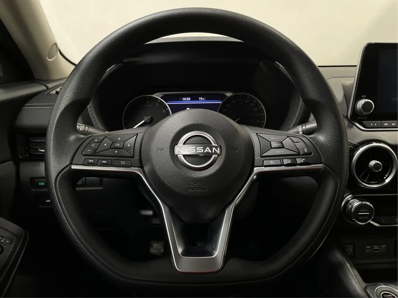 Nissan Sentra снимка Nissan Sentra
