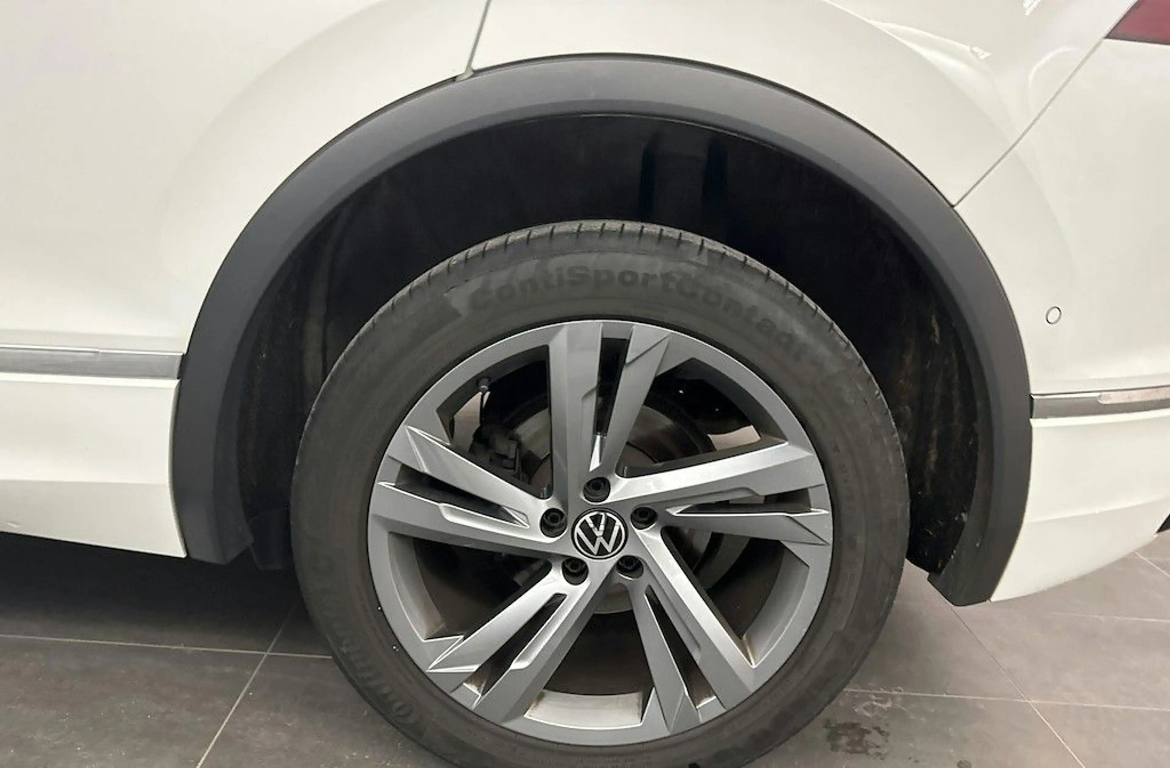 Volkswagen Tiguan R-Line 4Motion/ — photo 10